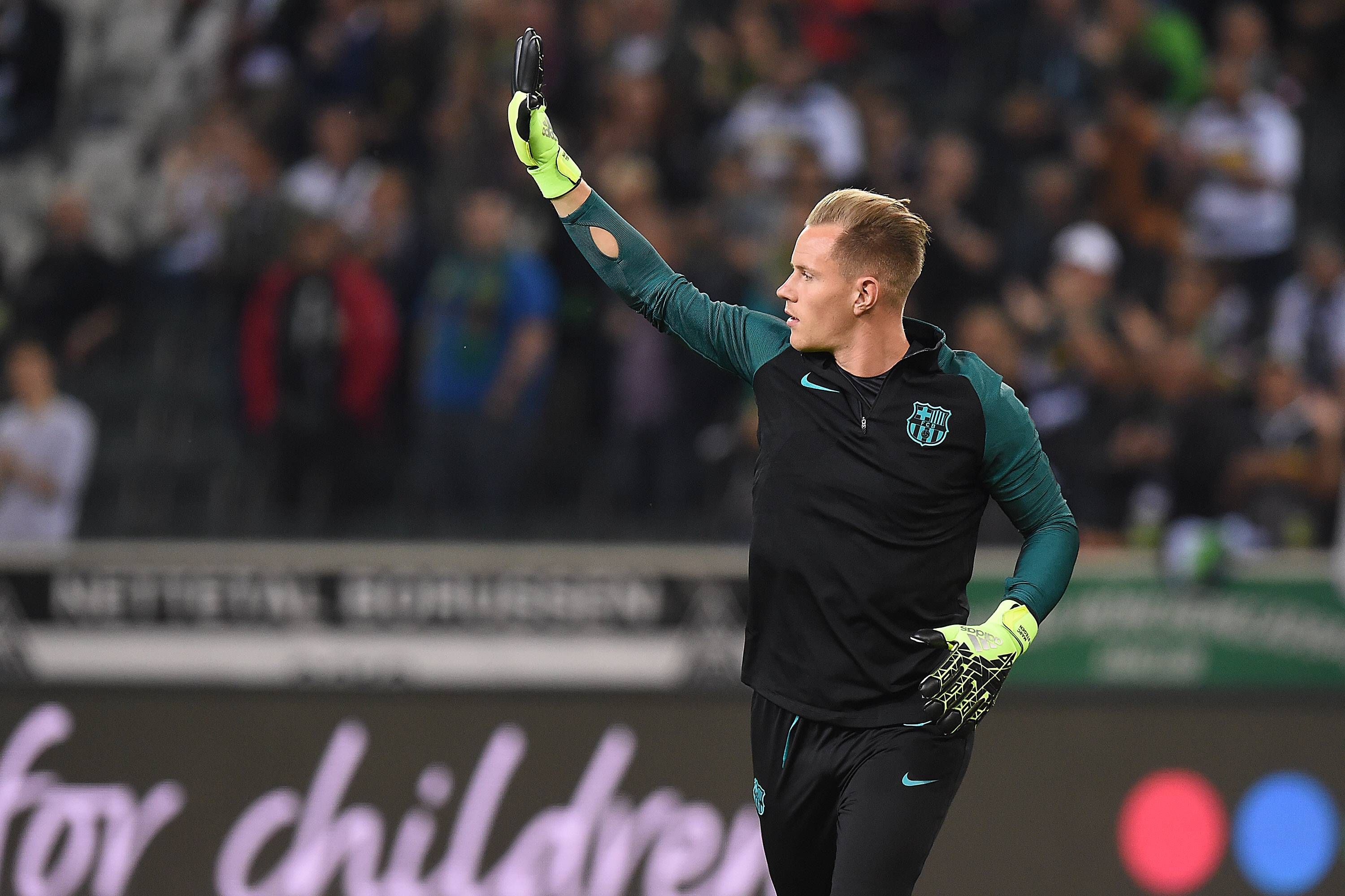 Marc-André ter Stegen winkt in Barcelona-Klamotten den Borussia-Fans zu.