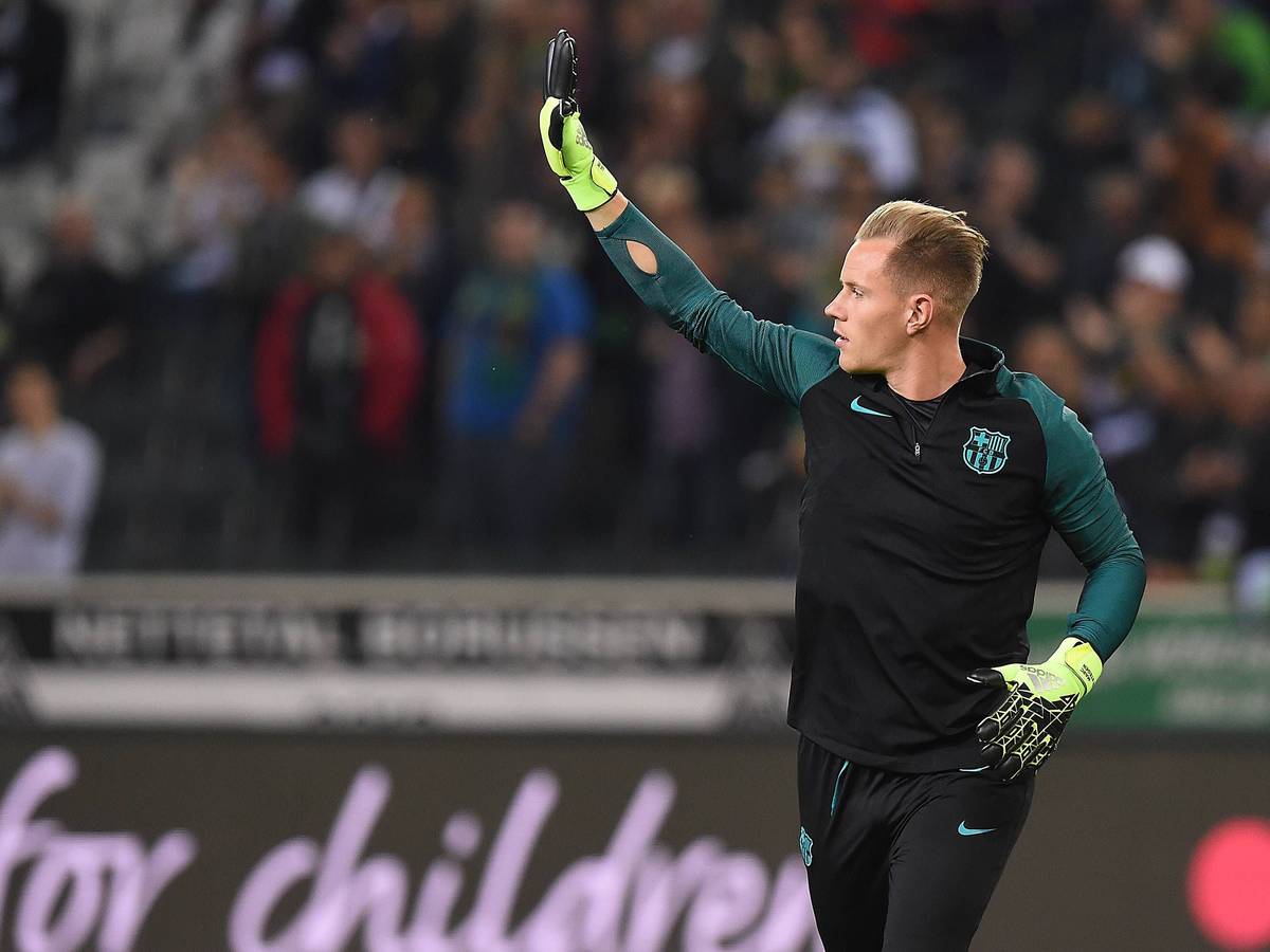 Marc-André ter Stegen winkt in Barcelona-Klamotten den Borussia-Fans zu.