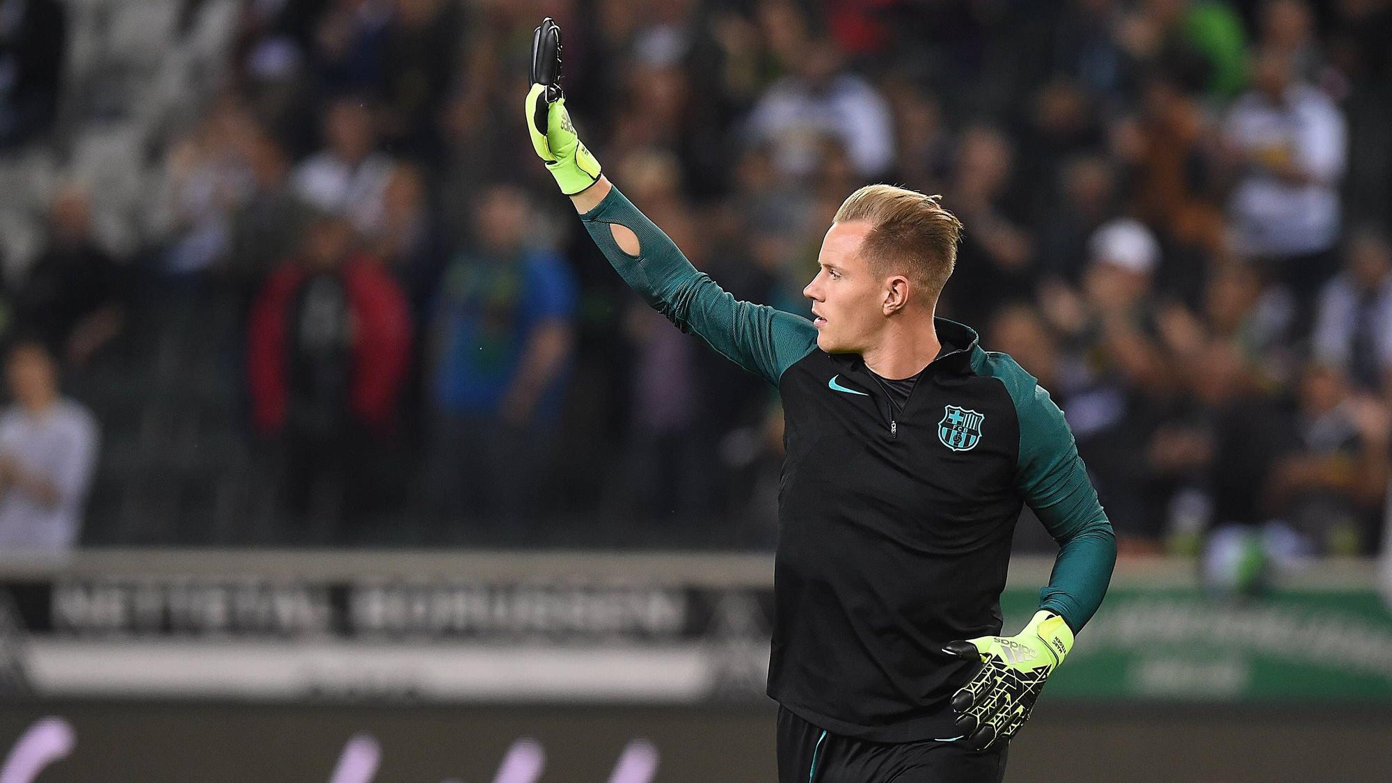 Marc-André ter Stegen winkt in Barcelona-Klamotten den Borussia-Fans zu.