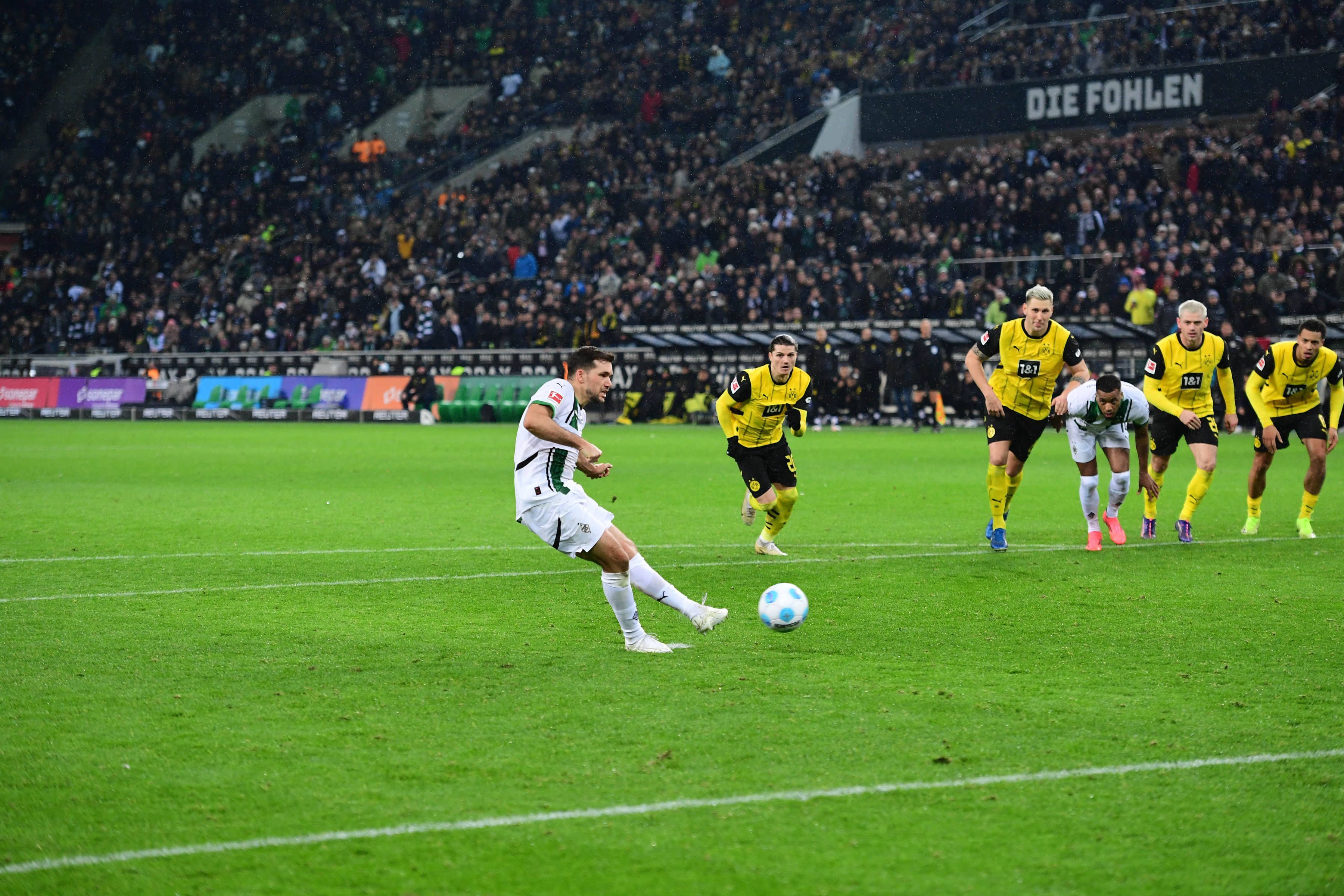 Kevin Stöger schießt einen Elfmeter gegen Dortmund.