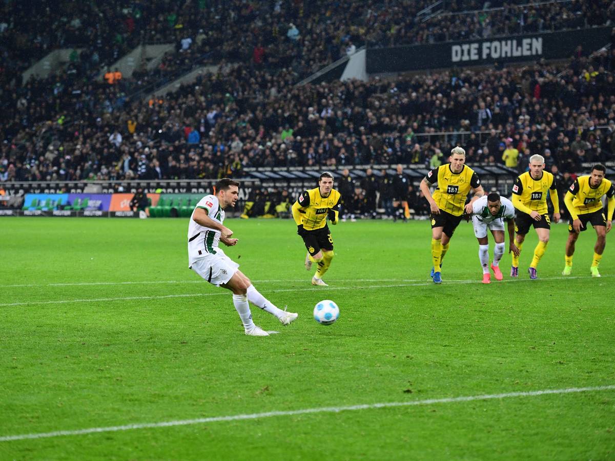 Kevin Stöger schießt einen Elfmeter gegen Dortmund.