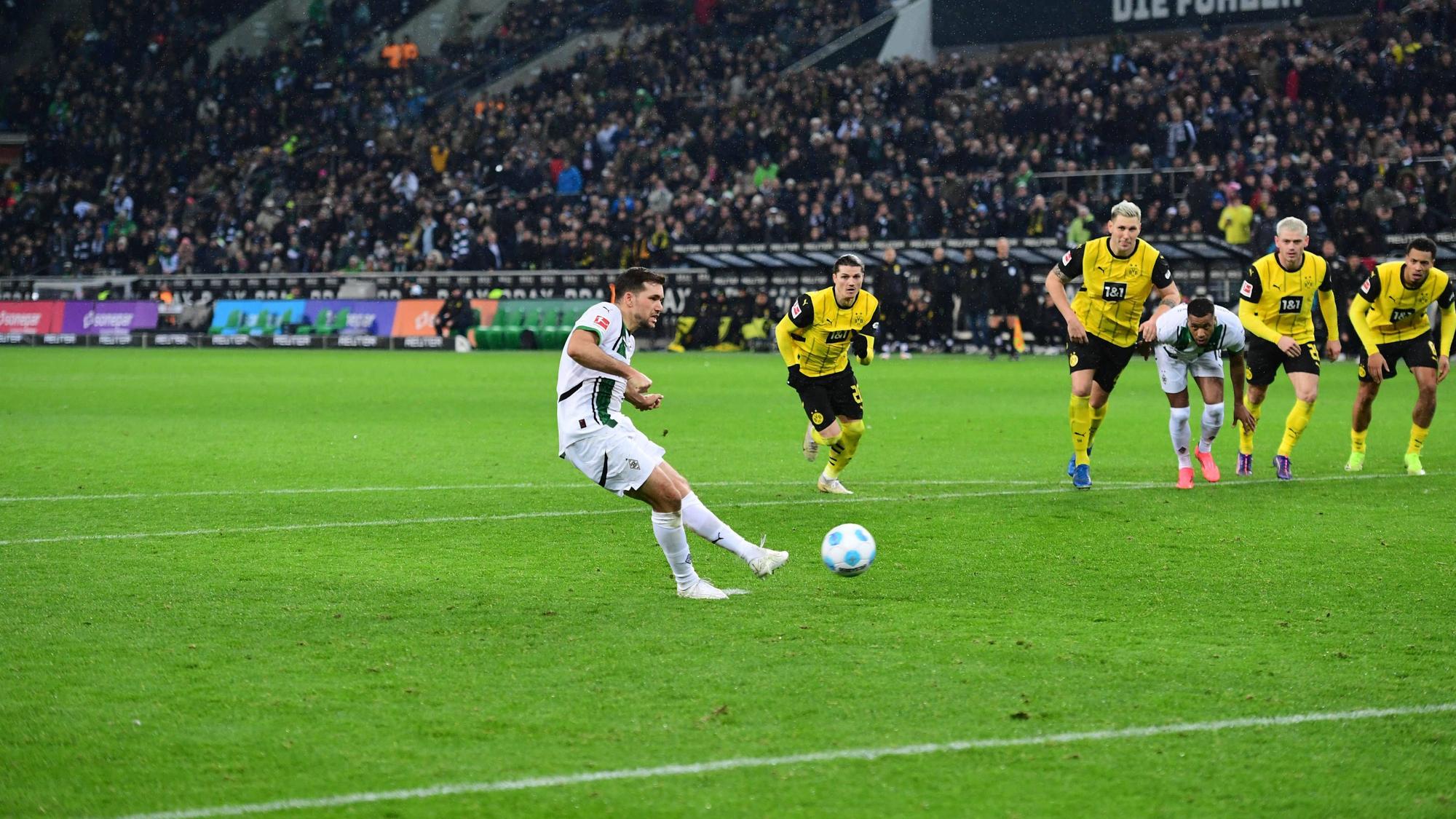 Kevin Stöger schießt einen Elfmeter gegen Dortmund.