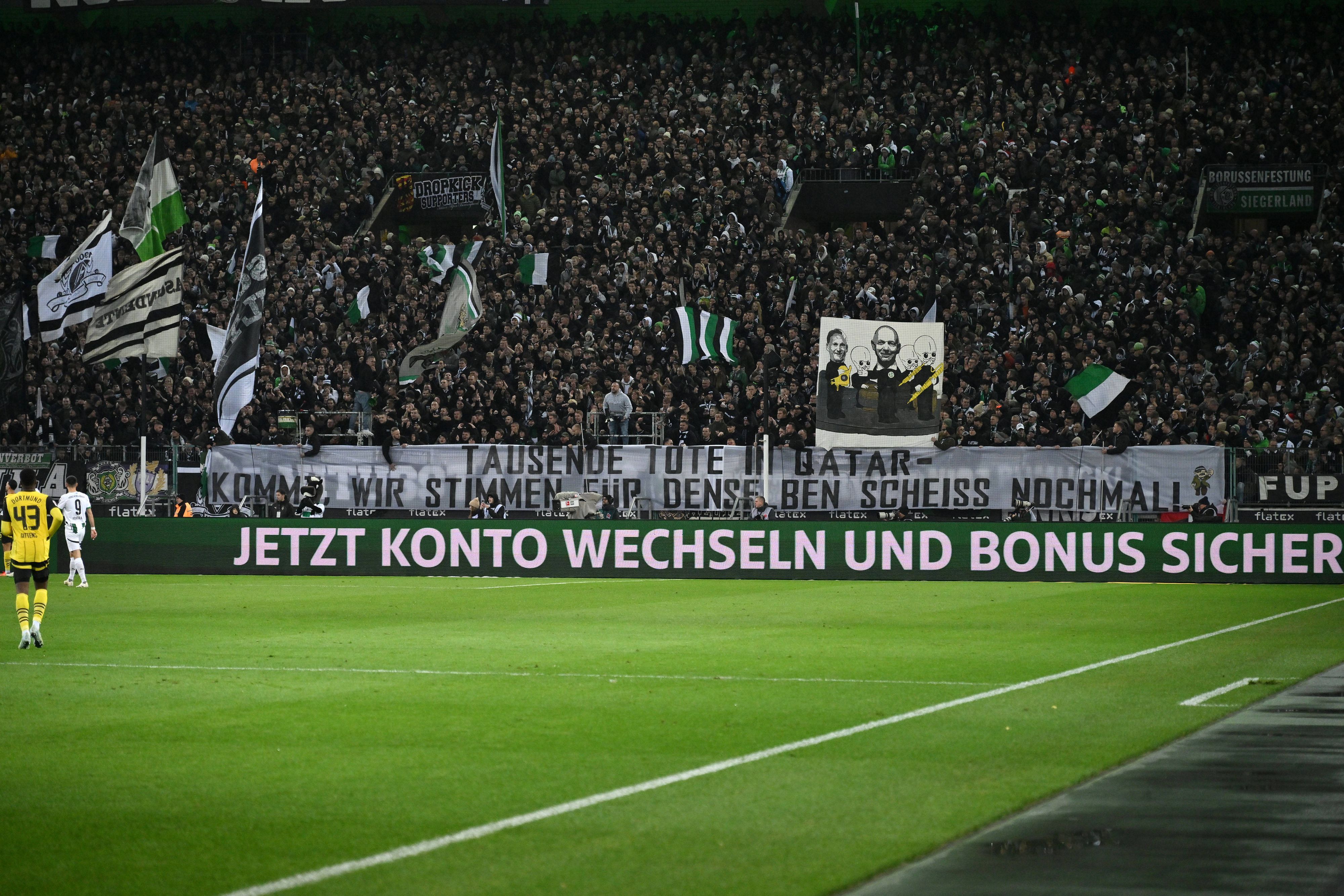 Gladbach-Fans halten ein Banner gegen die WM-Vergabe nach Saudi-Arabien nach oben.