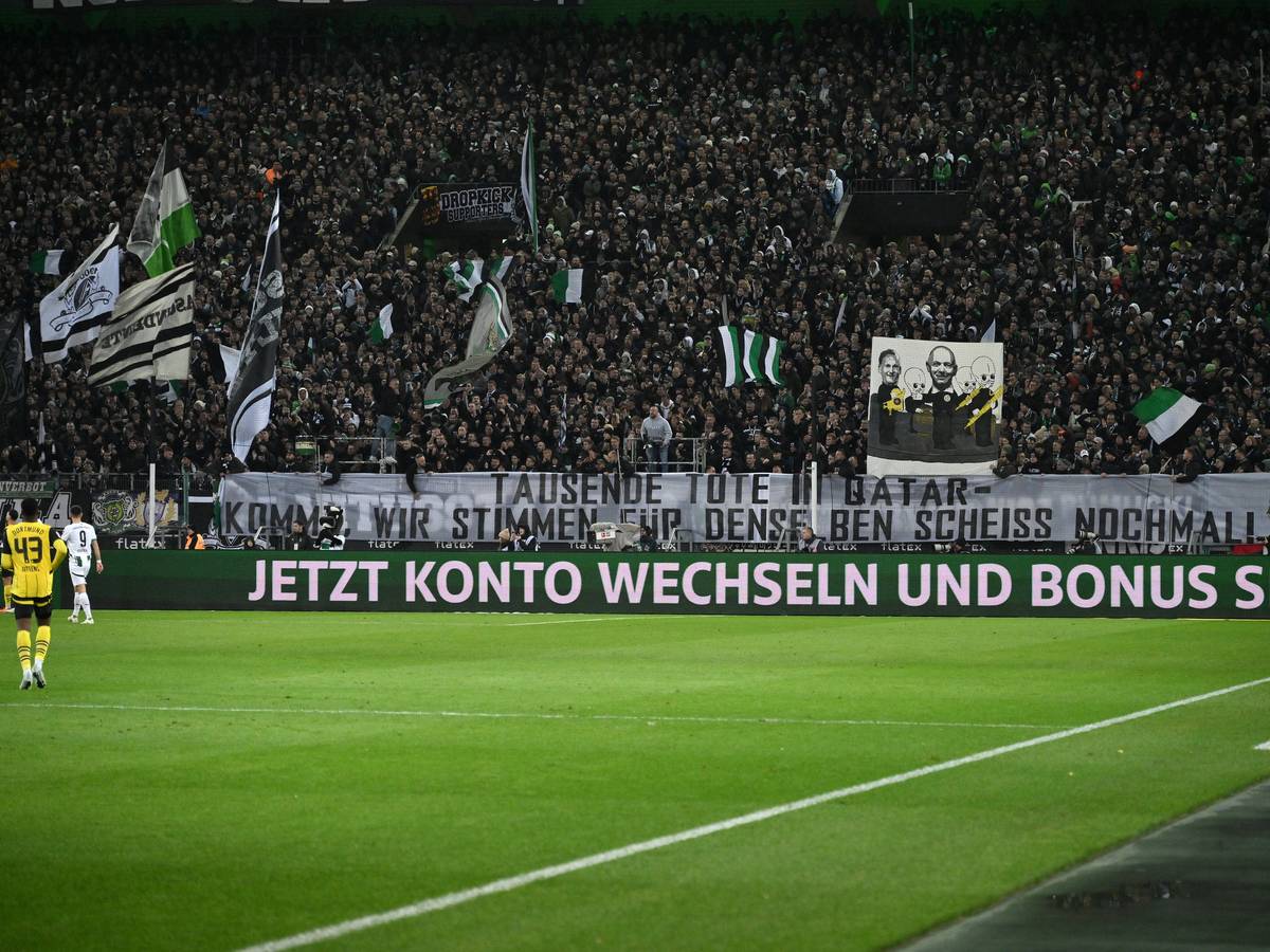 Gladbach-Fans halten ein Banner gegen die WM-Vergabe nach Saudi-Arabien nach oben.