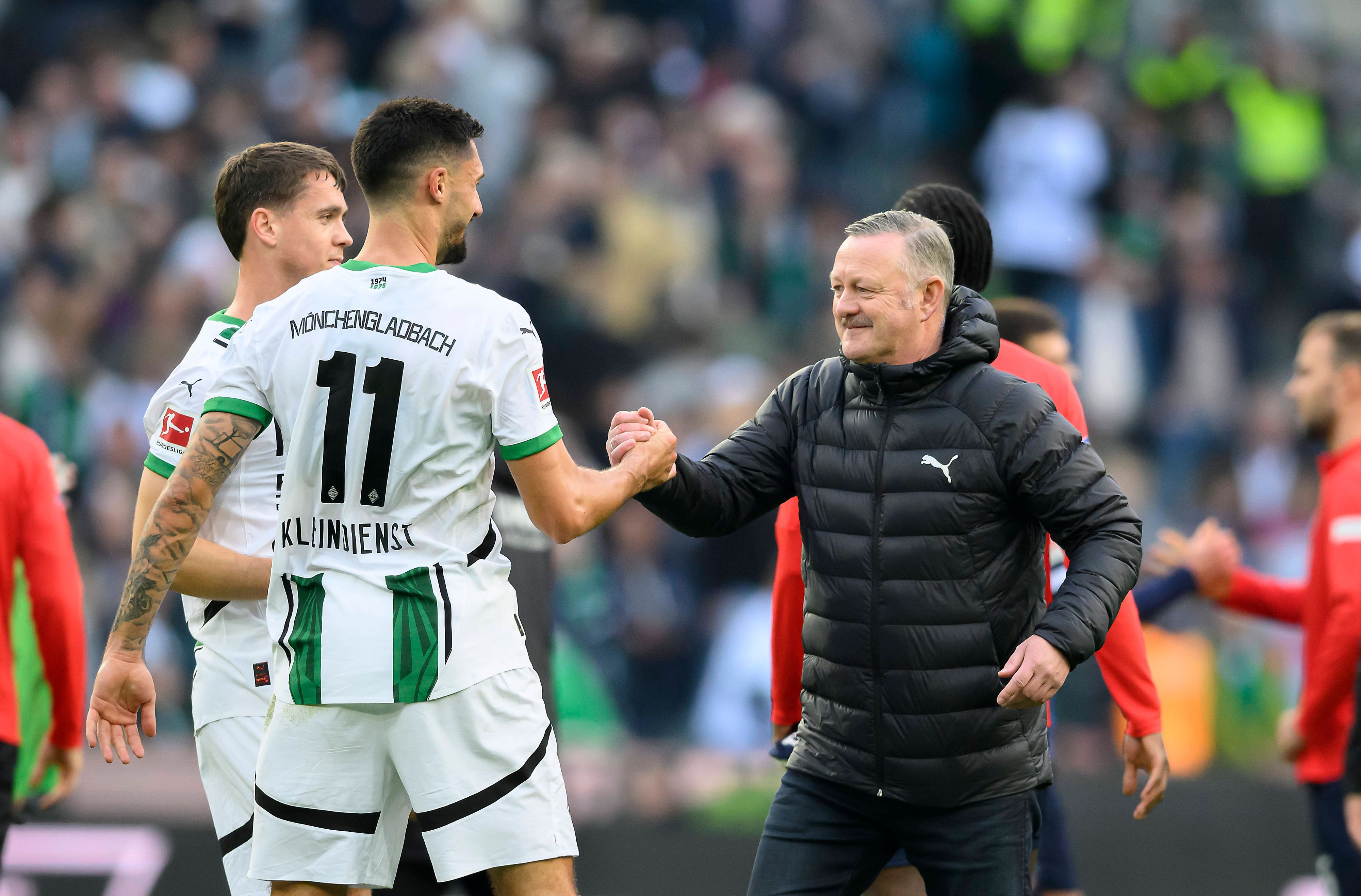 Roland Virkus schlägt mit Tim Kleindienst ein.