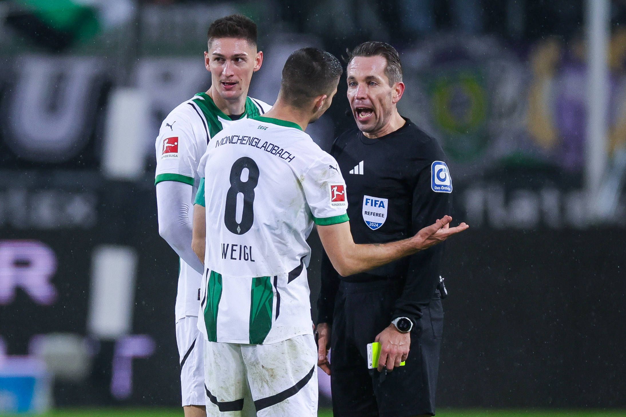 Tobias Stieler in einer Diskussion mit Julian Weigl.