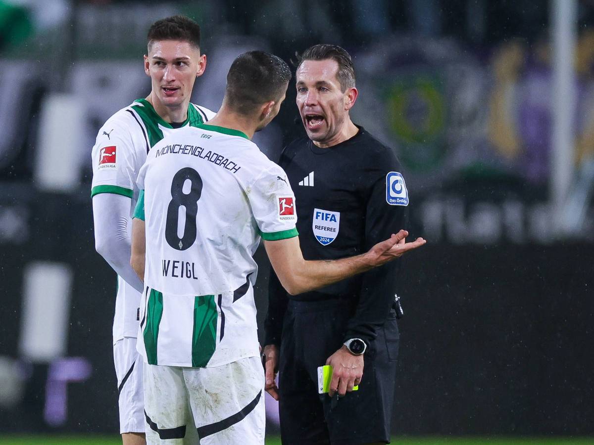 Tobias Stieler in einer Diskussion mit Julian Weigl.