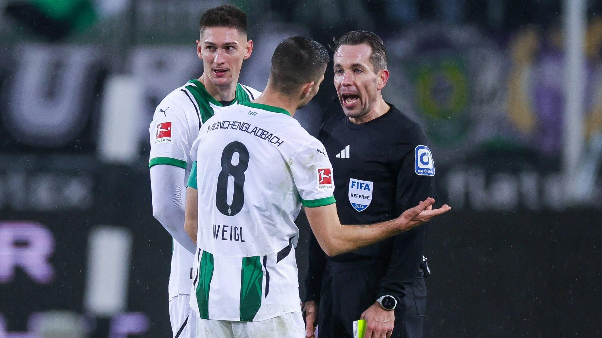 Tobias Stieler in einer Diskussion mit Julian Weigl.