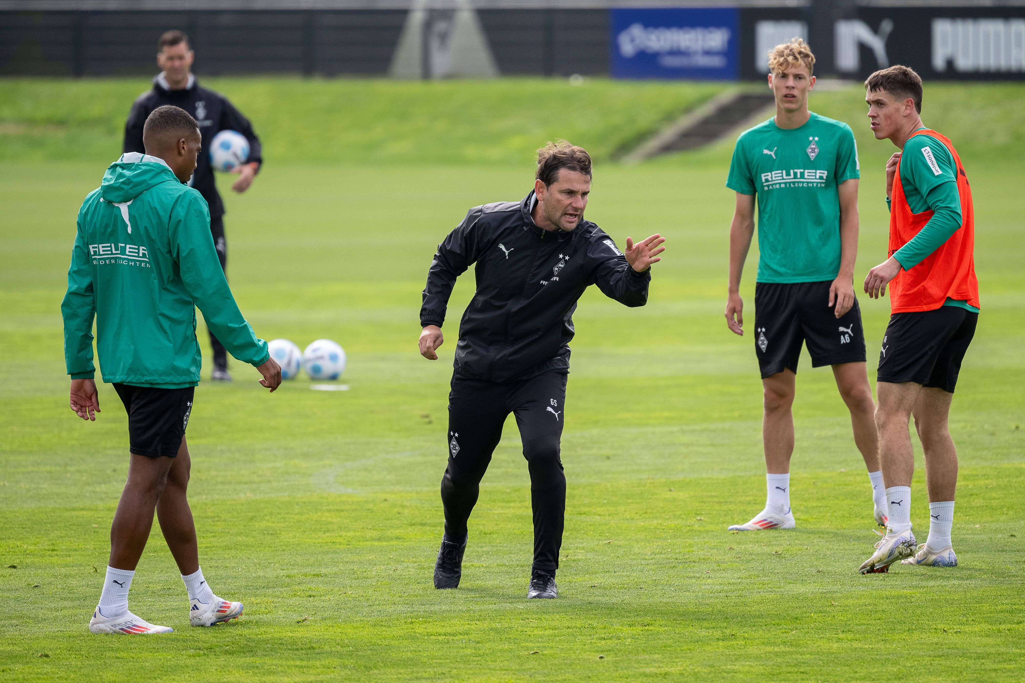 Gerardo Seoane gibt im Training Anweisungen.