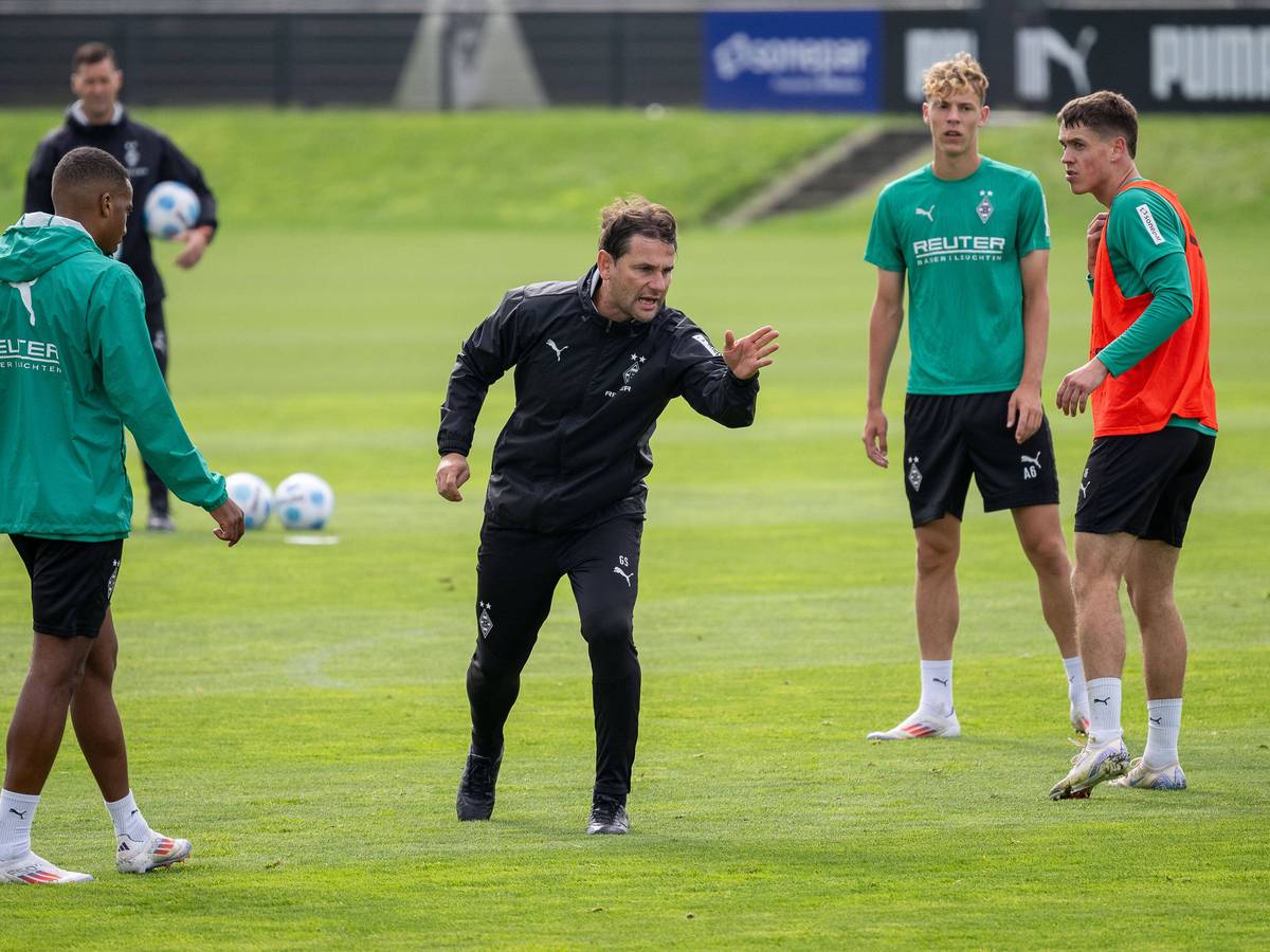 Gerardo Seoane gibt im Training Anweisungen.