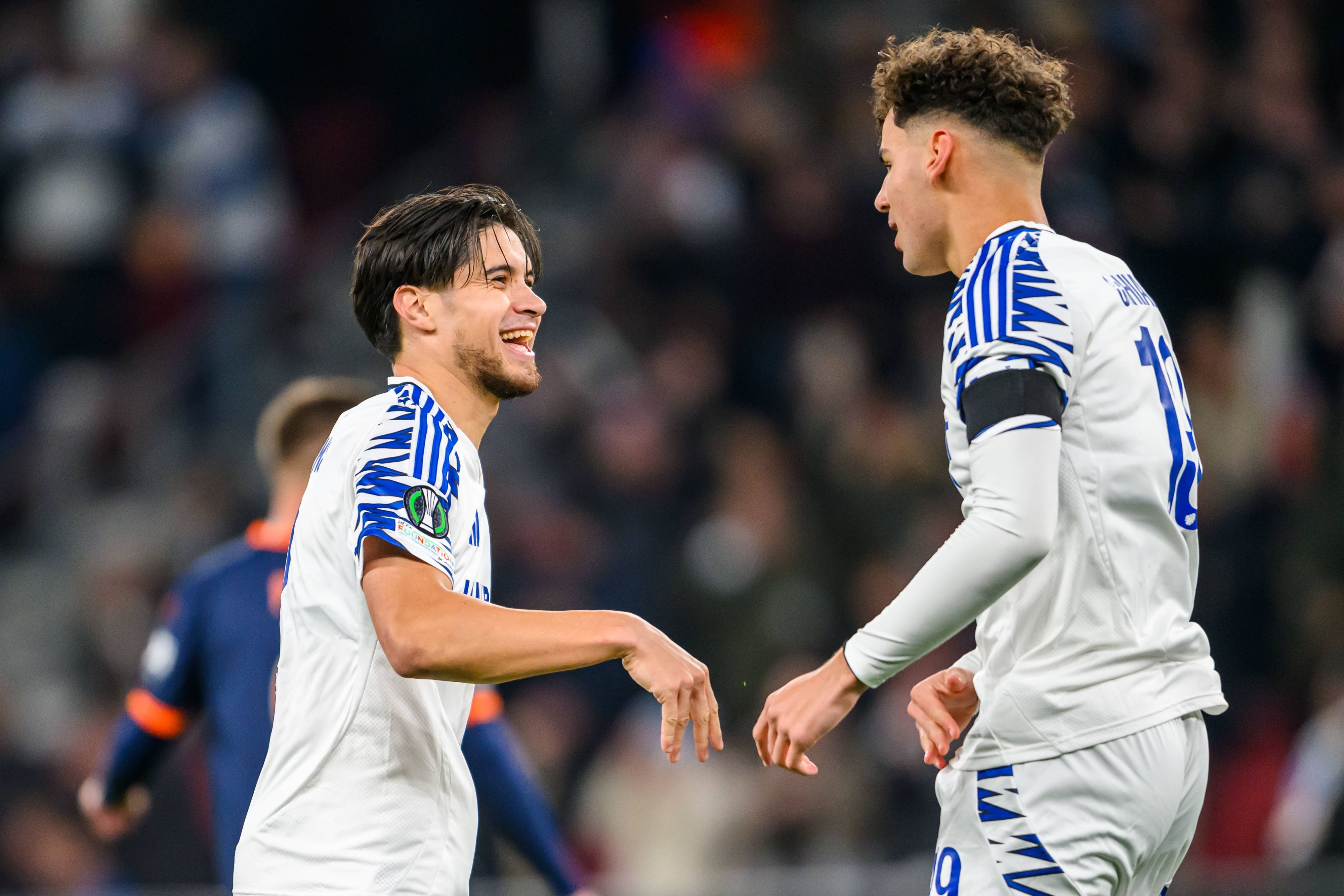 Die Kopenhagen-Profis Kevin Diks und Amin Chiakha stehen sich im Conference-League-Spiel gegen Istanbul Basaksehir lachend auf dem Platz gegenüber.