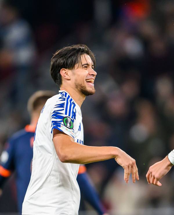 Die Kopenhagen-Profis Kevin Diks und Amin Chiakha stehen sich im Conference-League-Spiel gegen Istanbul Basaksehir lachend auf dem Platz gegenüber.
