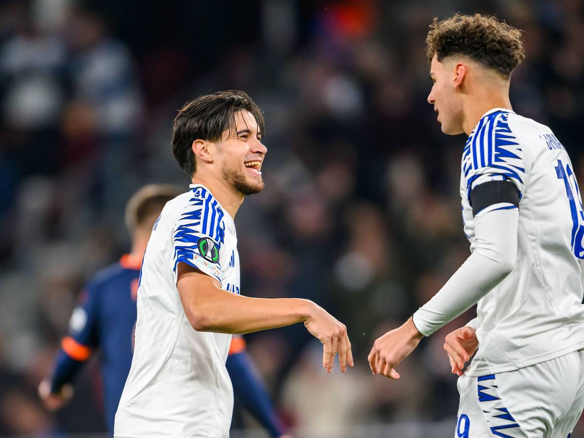 Die Kopenhagen-Profis Kevin Diks und Amin Chiakha stehen sich im Conference-League-Spiel gegen Istanbul Basaksehir lachend auf dem Platz gegenüber.