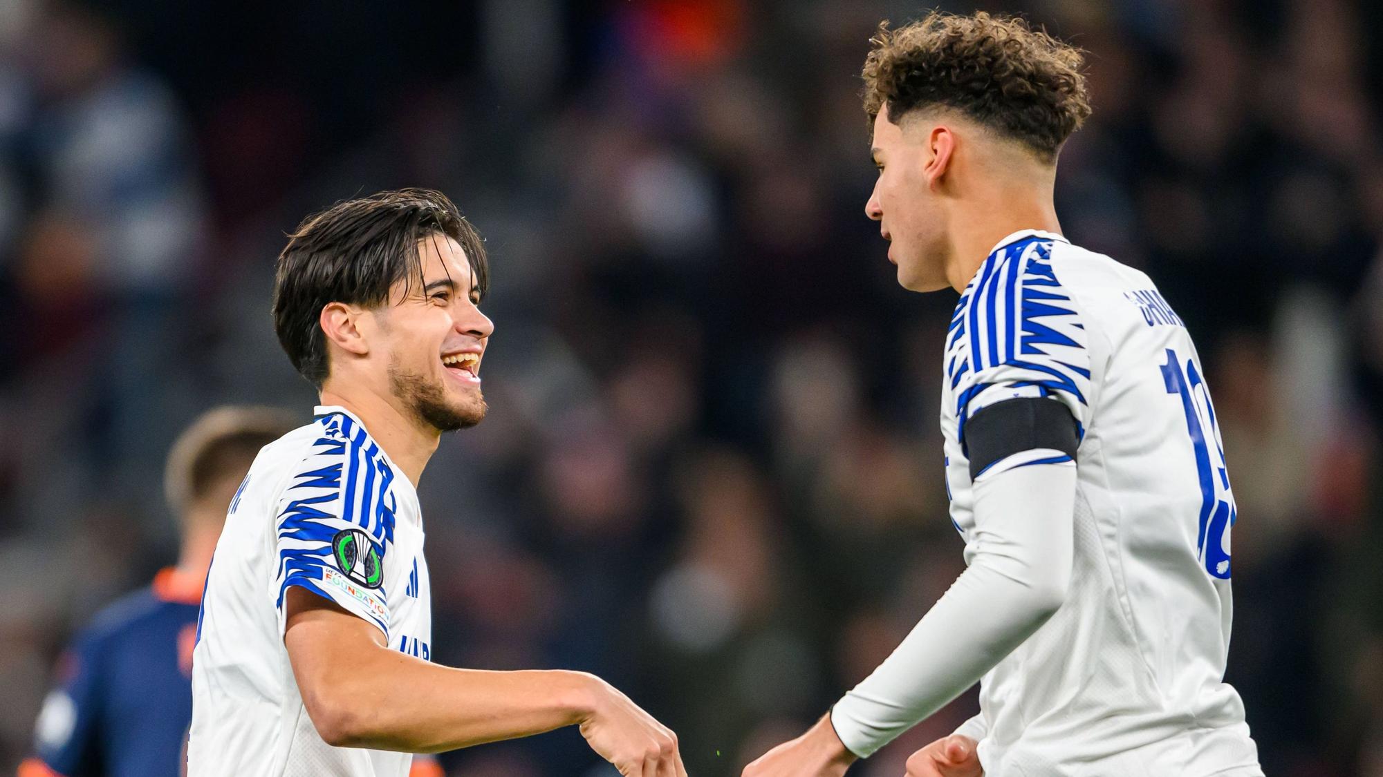 Die Kopenhagen-Profis Kevin Diks und Amin Chiakha stehen sich im Conference-League-Spiel gegen Istanbul Basaksehir lachend auf dem Platz gegenüber.