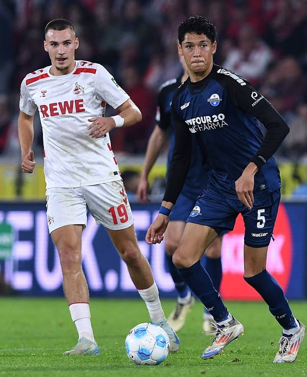 Paderborns Santiago Castaneda führt den Ball im Spiel beim 1. FC Köln. FC-Profi Tim Lemperle verfolgt ihn.