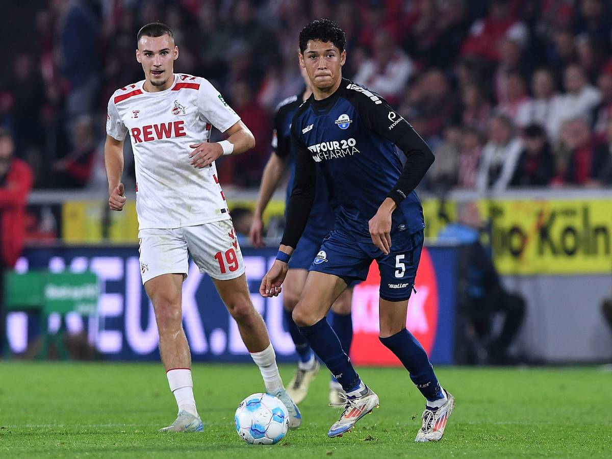 Paderborns Santiago Castaneda führt den Ball im Spiel beim 1. FC Köln. FC-Profi Tim Lemperle verfolgt ihn.