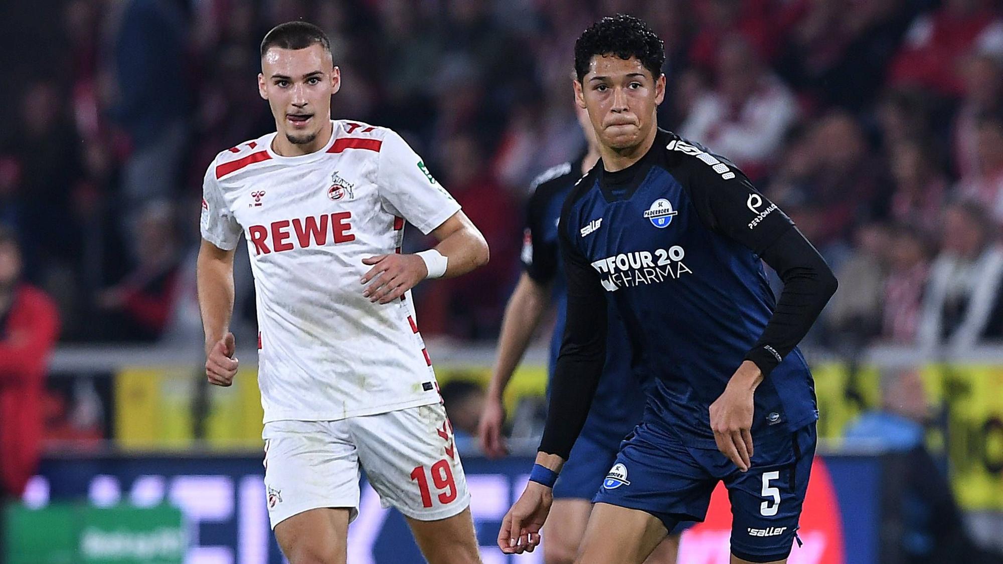 Paderborns Santiago Castaneda führt den Ball im Spiel beim 1. FC Köln. FC-Profi Tim Lemperle verfolgt ihn.