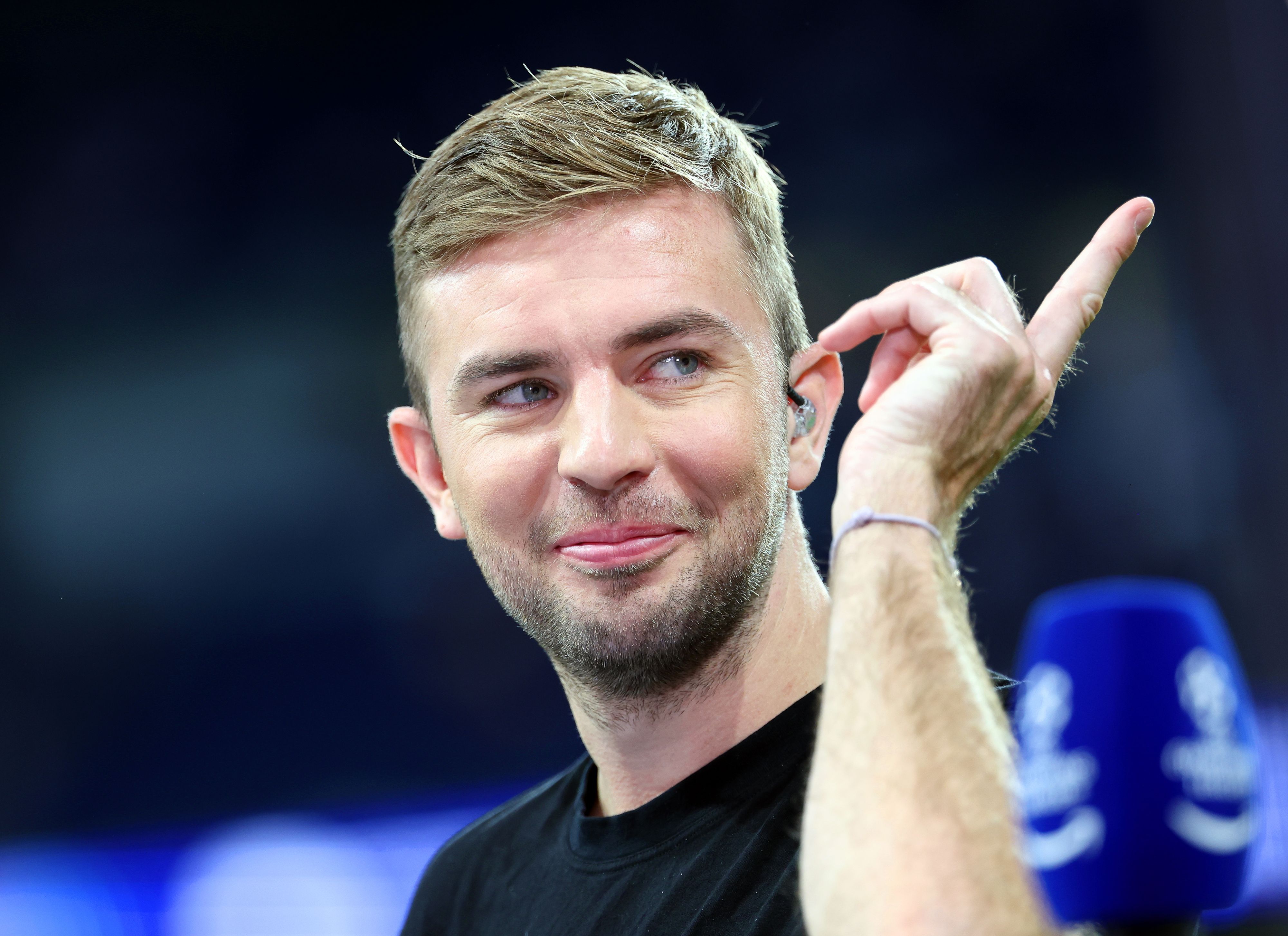 TV-Experte Christoph Kramer macht mit der Hand eine Geste und lächelt.