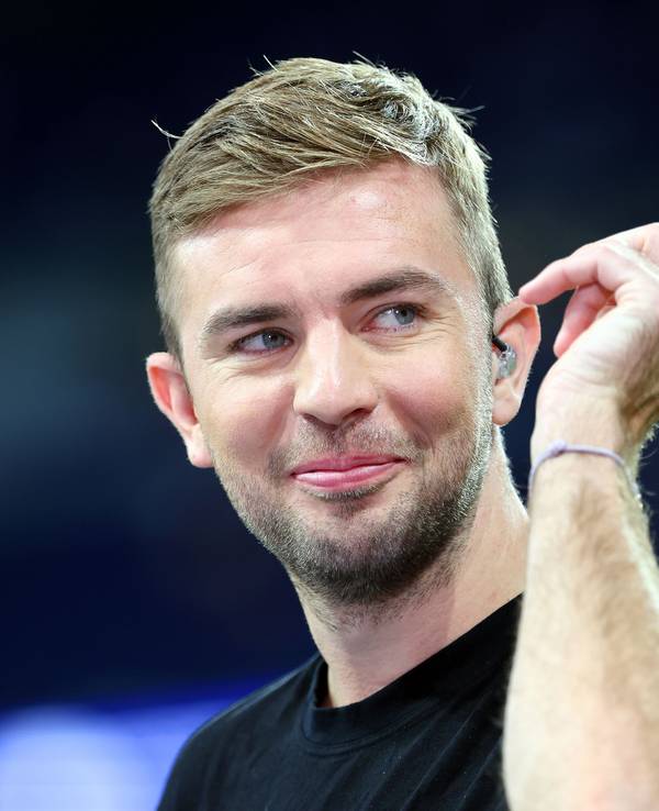 TV-Experte Christoph Kramer macht mit der Hand eine Geste und lächelt.