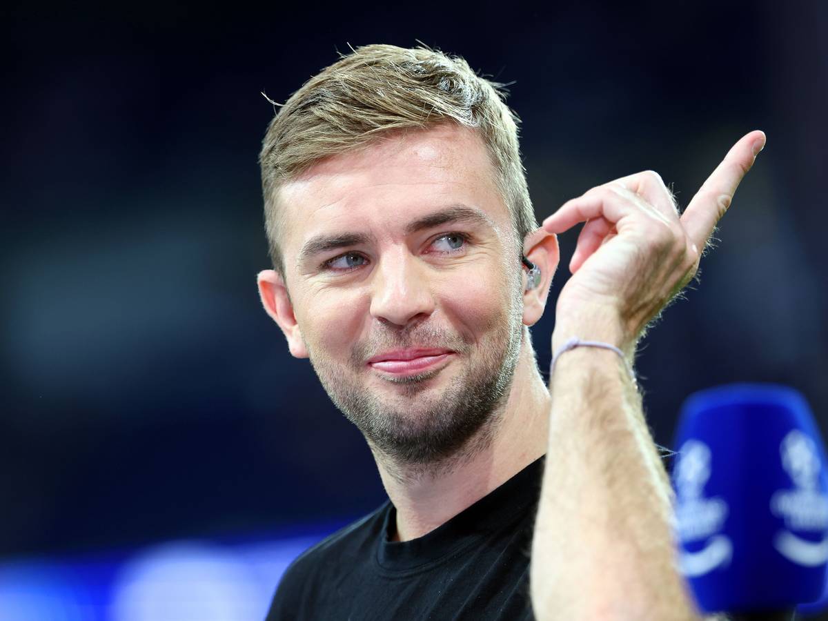 TV-Experte Christoph Kramer macht mit der Hand eine Geste und lächelt.