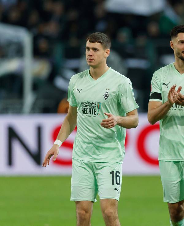 Die Gladbach-Profis Philipp Sander und Tim Kleindienst laufen nach dem Spiel gegen den FC St. Pauli nebeneinander über den Platz.