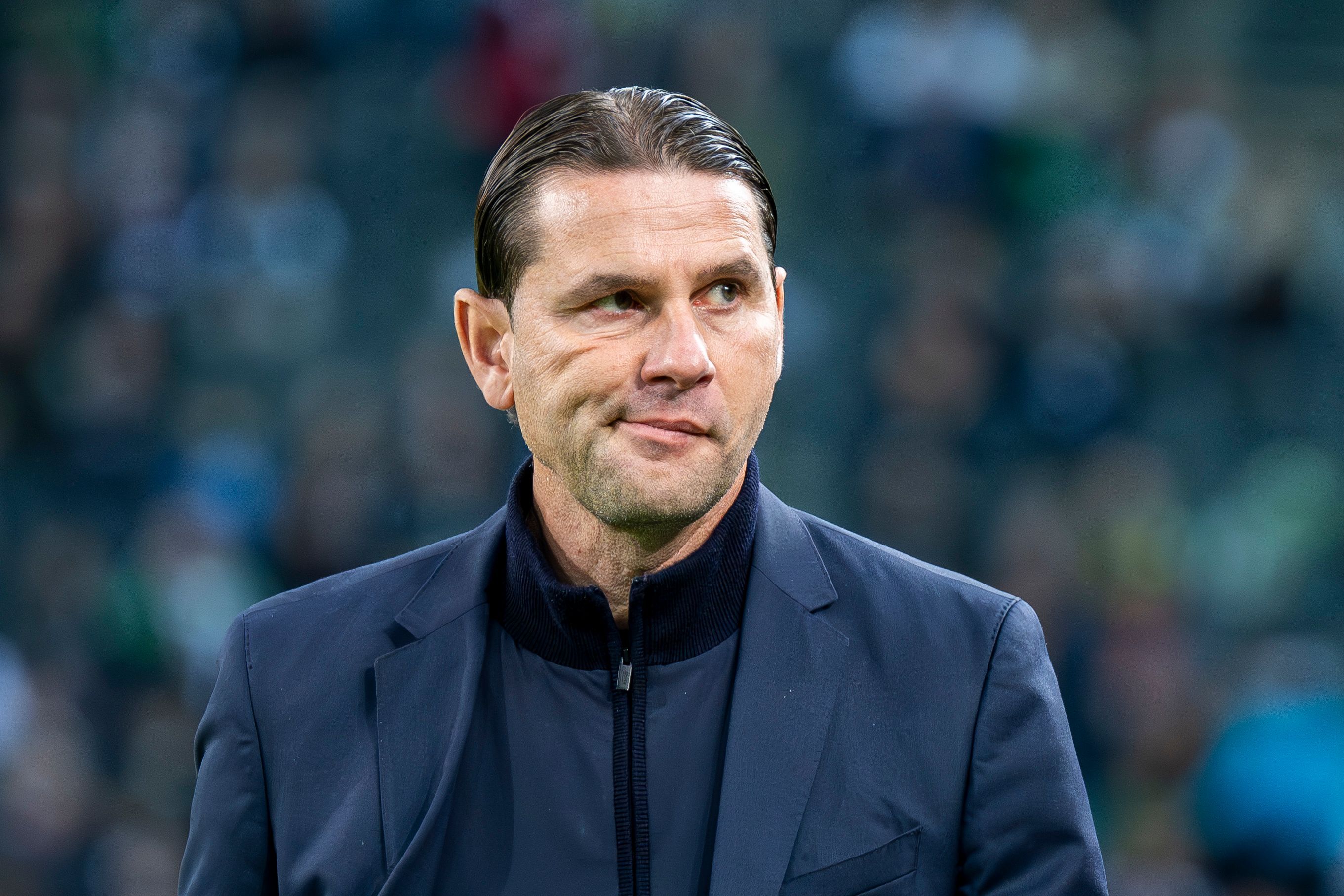 Borussia Mönchengladbachs Trainer Gerardo Seoane betritt beim Spiel gegen den FC St. Pauli das Stadion und verzieht den Mund.