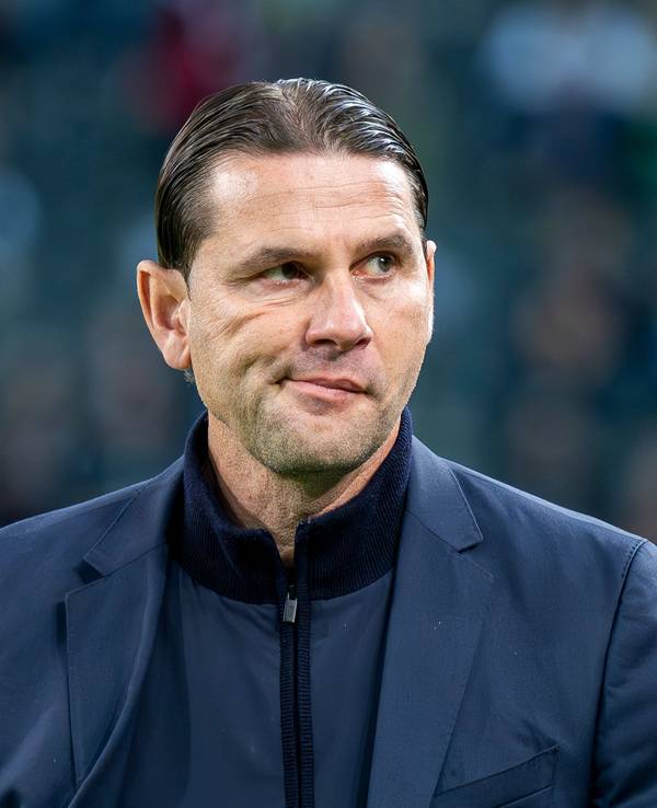 Borussia Mönchengladbachs Trainer Gerardo Seoane betritt beim Spiel gegen den FC St. Pauli das Stadion und verzieht den Mund.