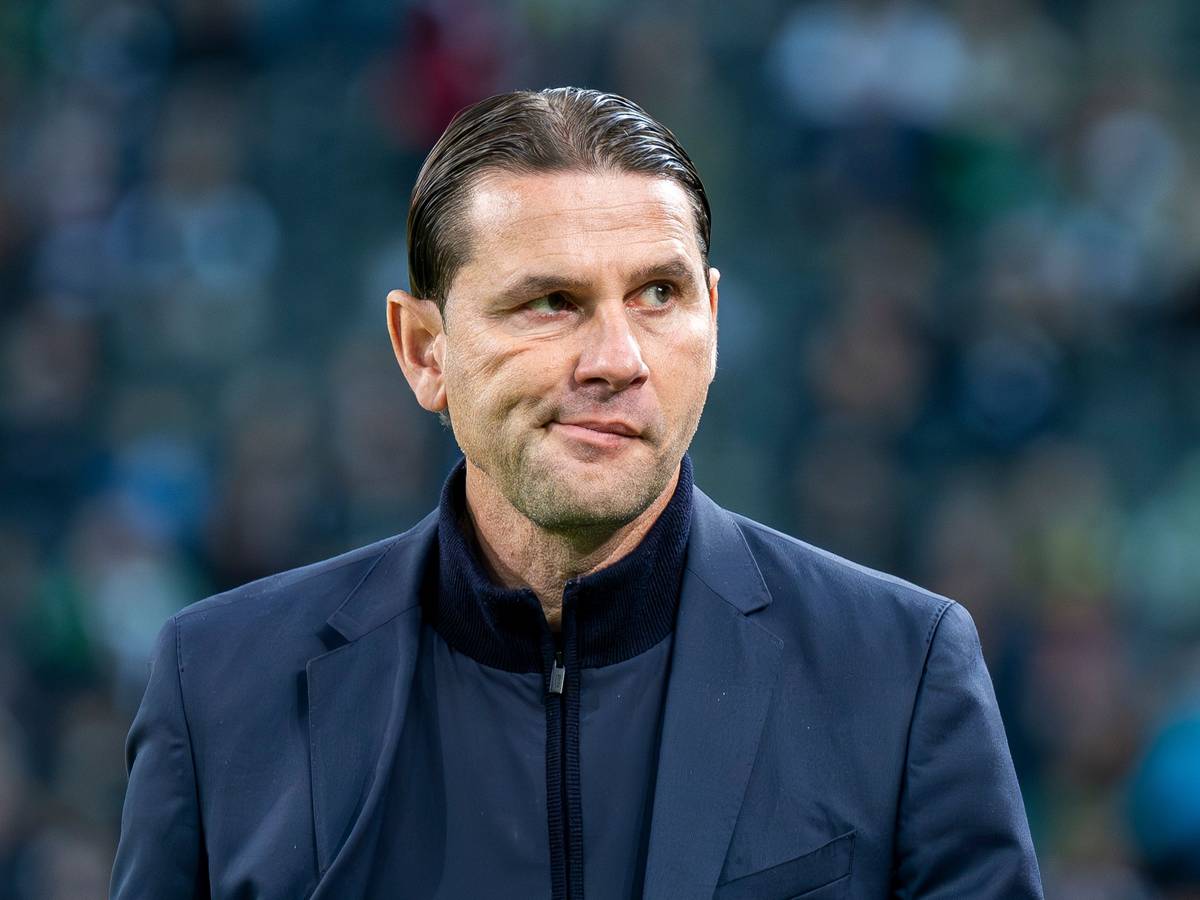 Borussia Mönchengladbachs Trainer Gerardo Seoane betritt beim Spiel gegen den FC St. Pauli das Stadion und verzieht den Mund.