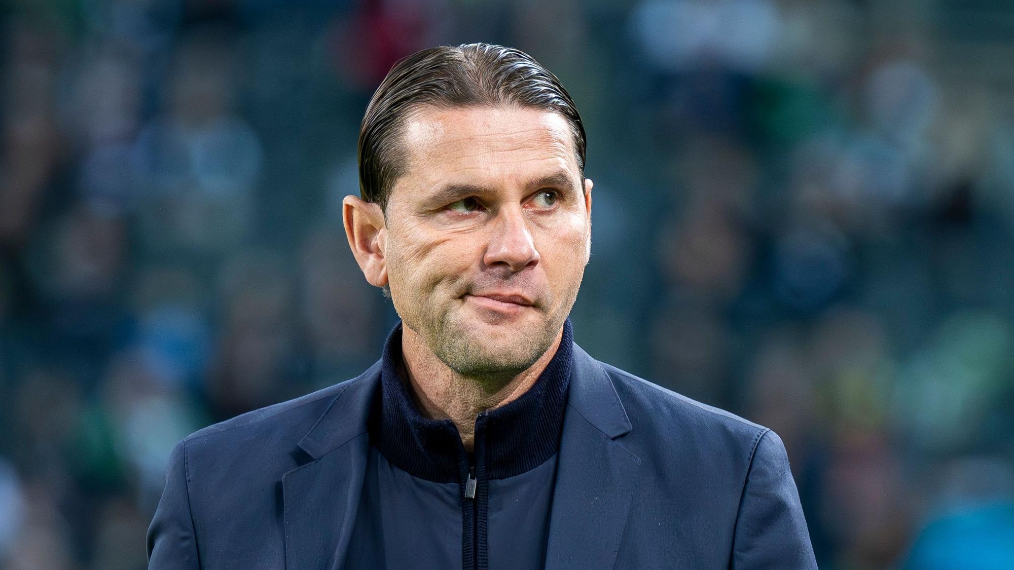Borussia Mönchengladbachs Trainer Gerardo Seoane betritt beim Spiel gegen den FC St. Pauli das Stadion und verzieht den Mund.