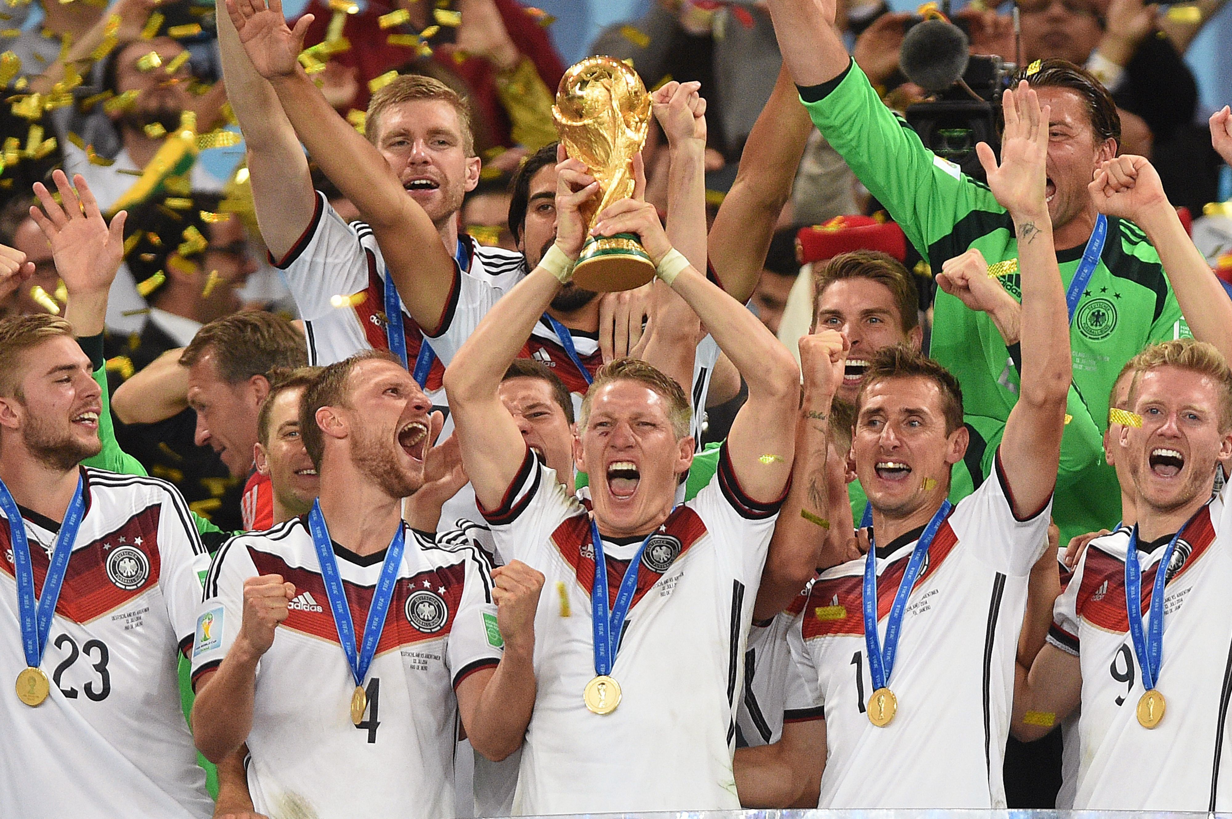 Die deutschen Nationalspieler jubeln nach dem Final-Sieg gegen Argentinien in Rio mit dem WM-Pokal über den Titel.