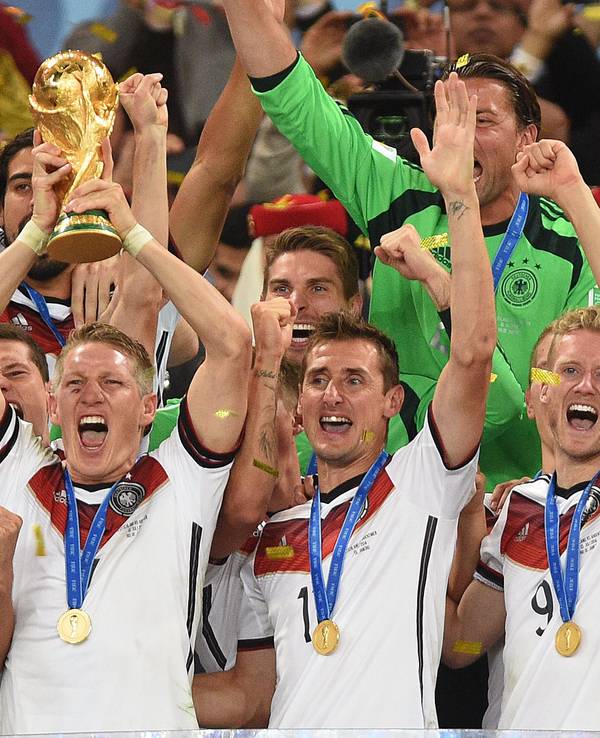 Die deutschen Nationalspieler jubeln nach dem Final-Sieg gegen Argentinien in Rio mit dem WM-Pokal über den Titel.