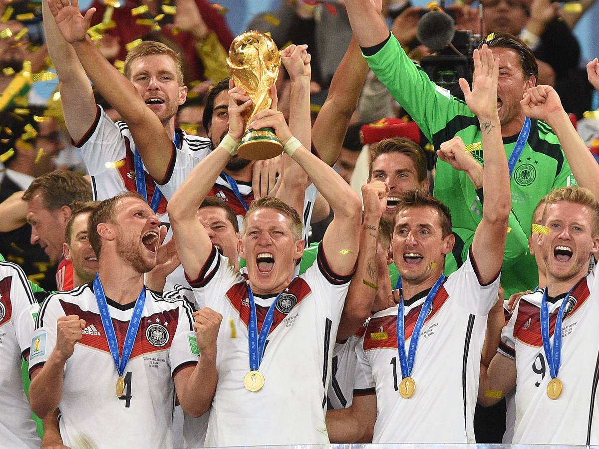 Die deutschen Nationalspieler jubeln nach dem Final-Sieg gegen Argentinien in Rio mit dem WM-Pokal über den Titel.