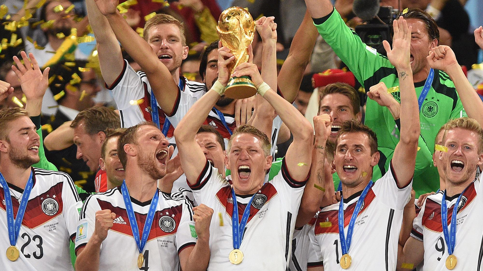 Die deutschen Nationalspieler jubeln nach dem Final-Sieg gegen Argentinien in Rio mit dem WM-Pokal über den Titel.