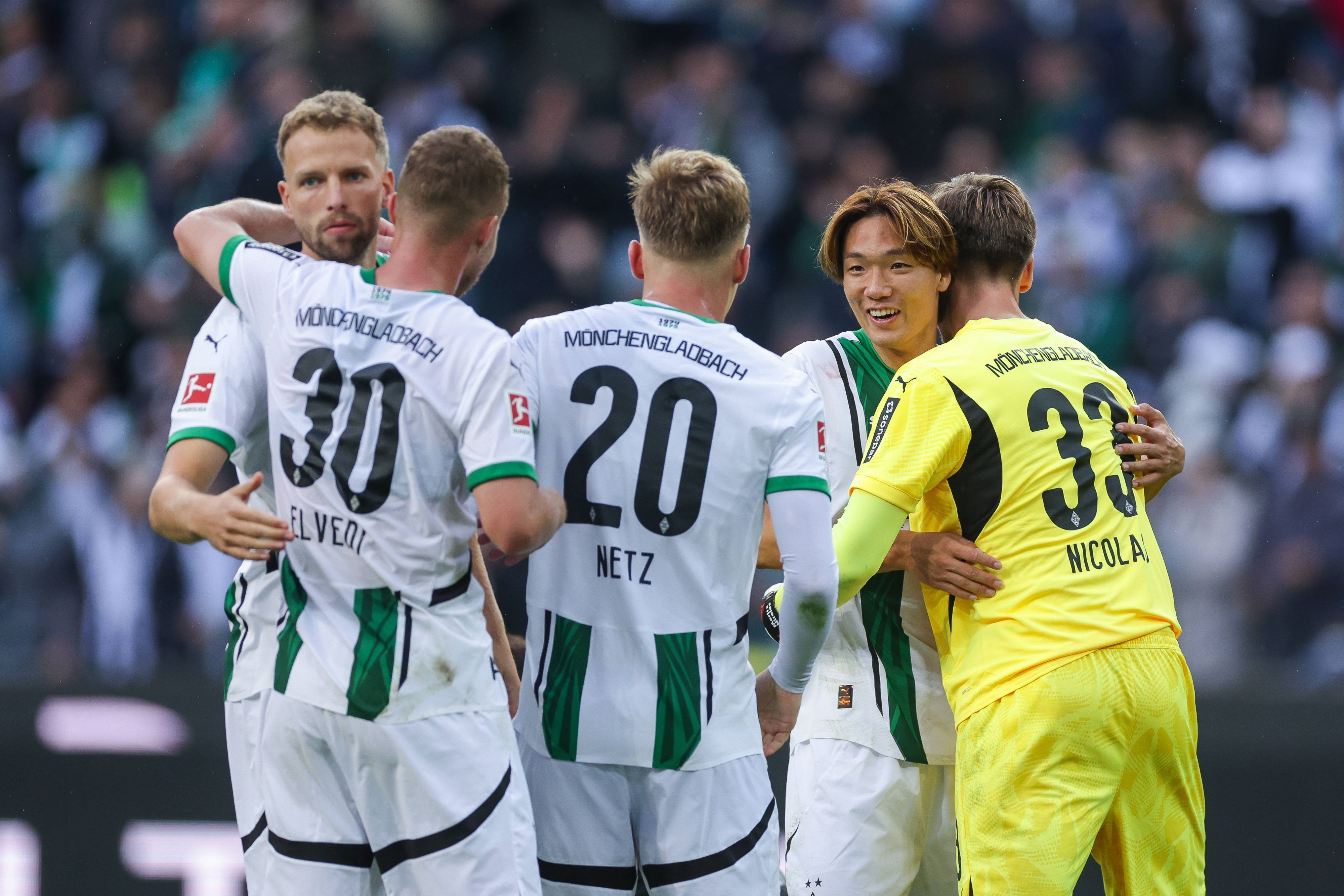 Die Gladbach-Profis Marvin Friedrich, Nico Elvedi, Luca Netz, Ko Itakura und Moritz Nicolas jubeln gemeinsam im Bundesliga-Spiel gegen Union Berlin.