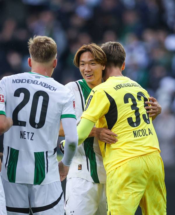 Die Gladbach-Profis Marvin Friedrich, Nico Elvedi, Luca Netz, Ko Itakura und Moritz Nicolas jubeln gemeinsam im Bundesliga-Spiel gegen Union Berlin.
