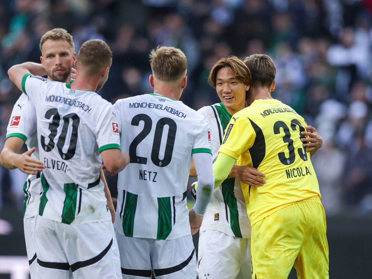 Die Gladbach-Profis Marvin Friedrich, Nico Elvedi, Luca Netz, Ko Itakura und Moritz Nicolas jubeln gemeinsam im Bundesliga-Spiel gegen Union Berlin.