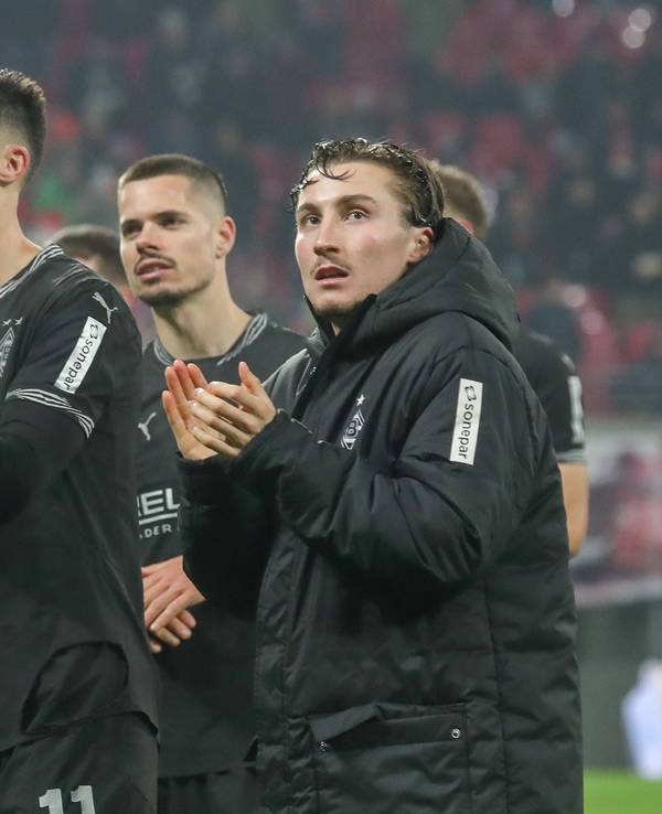 Die Gladbach-Profis Tim Kleindienst, Julian Weigl und Rocco Reitz applaudieren den Fans nach dem Spiel bei RB Leipzig.