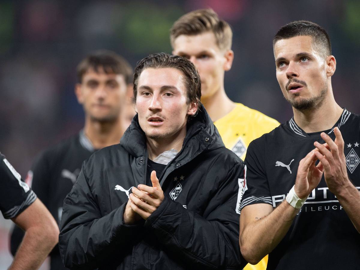 Rocco Reitz und Julian Weigl klatschen den Fans entgegen.