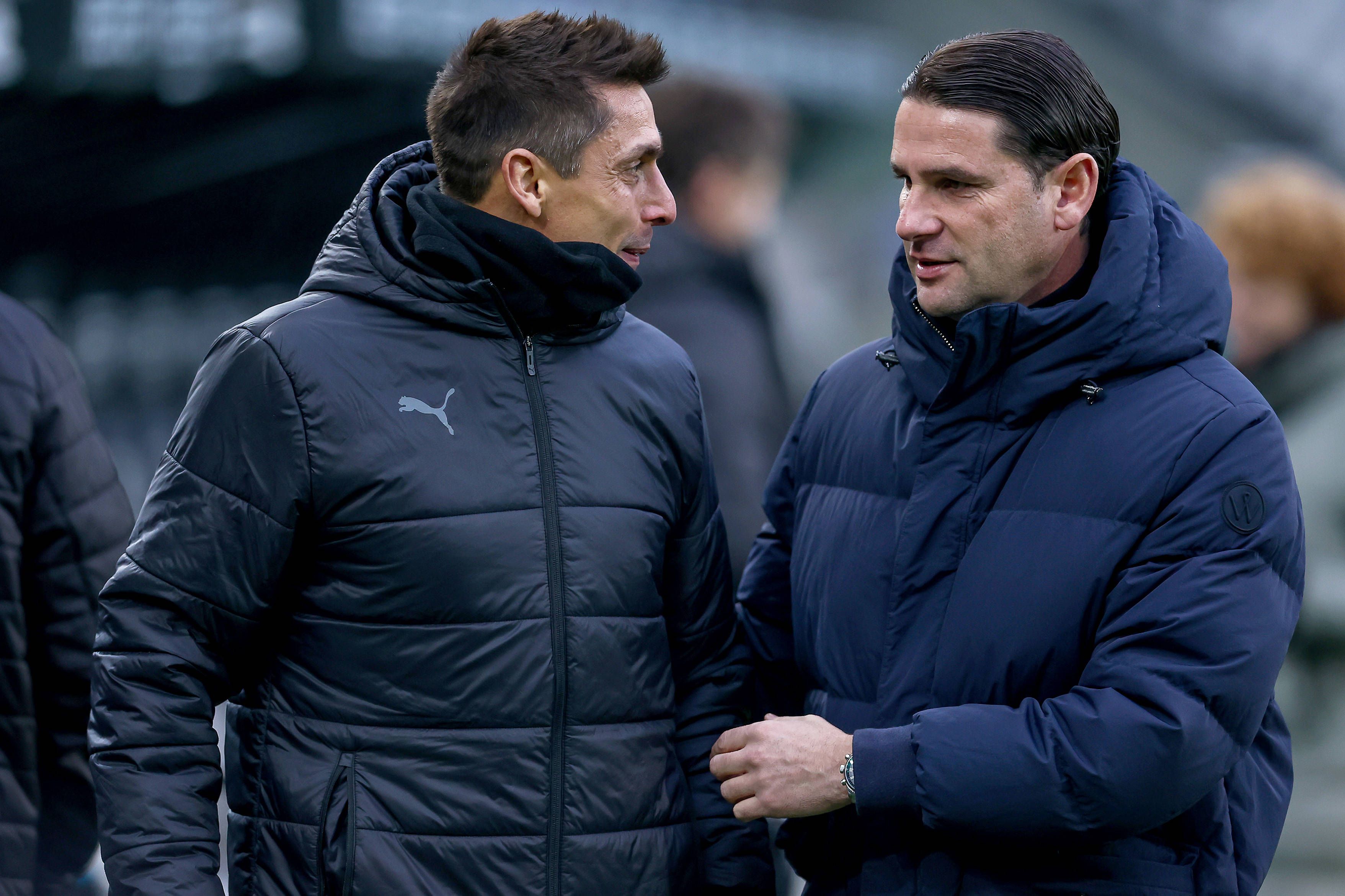 Marcel Rapp und Gerardo Seoane unterhalten sich am Spielfeldrand.