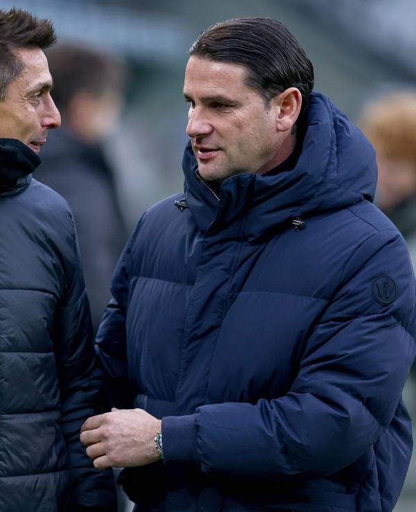 Marcel Rapp und Gerardo Seoane unterhalten sich am Spielfeldrand.