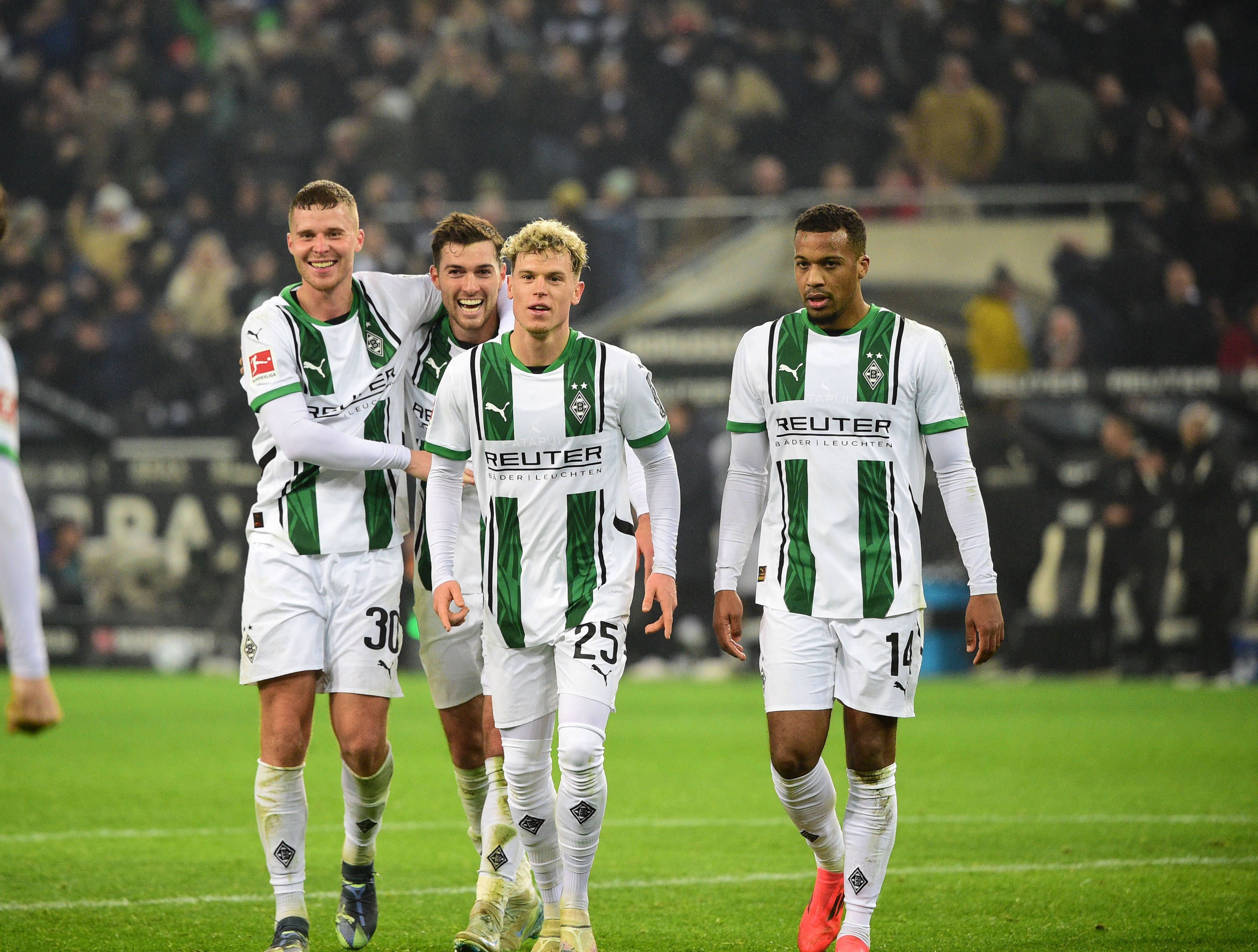 Robin Hack und Alassane Plea bei einem Torjubel.
