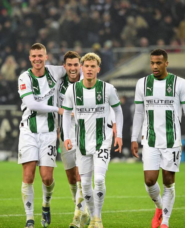 Robin Hack und Alassane Plea bei einem Torjubel.