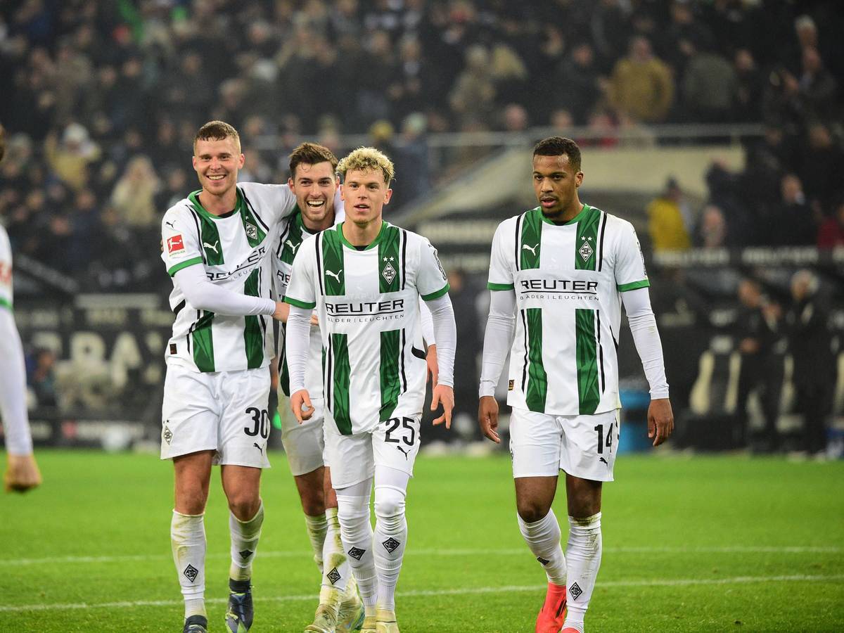 Robin Hack und Alassane Plea bei einem Torjubel.