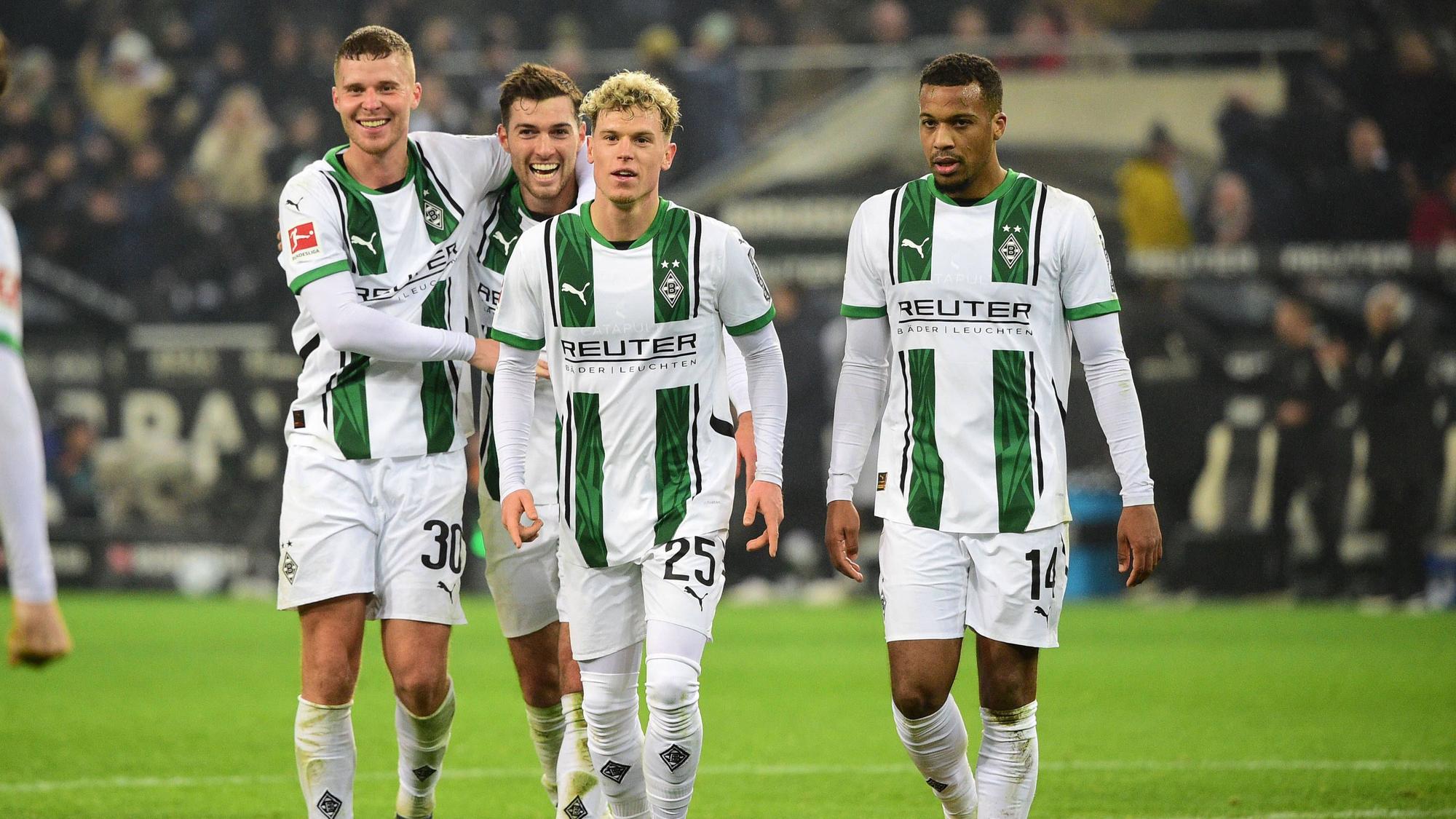 Robin Hack und Alassane Plea bei einem Torjubel.
