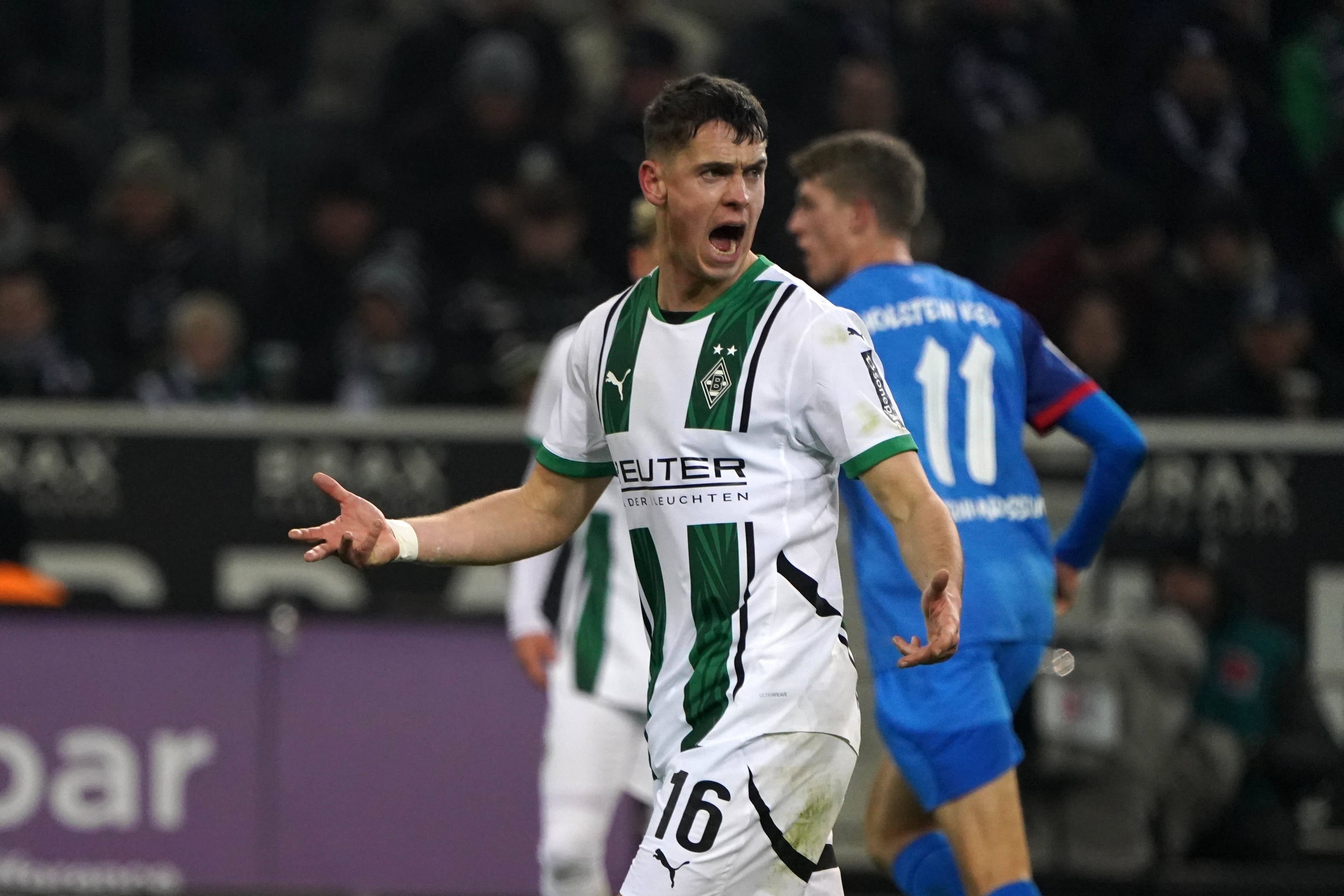 Borussia Mönchengladbachs Philipp Sander beschwert sich und gestikuliert im Bundesliga-Spiel gegen Holstein Kiel auf dem Platz.