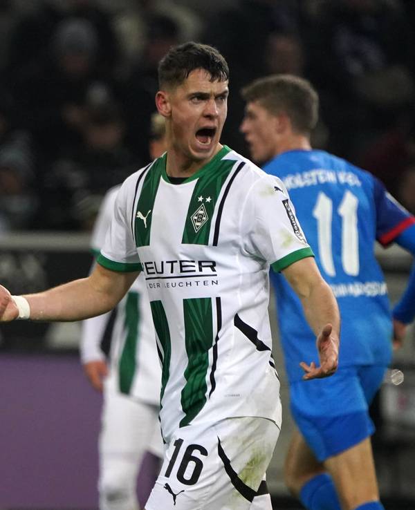 Borussia Mönchengladbachs Philipp Sander beschwert sich und gestikuliert im Bundesliga-Spiel gegen Holstein Kiel auf dem Platz.
