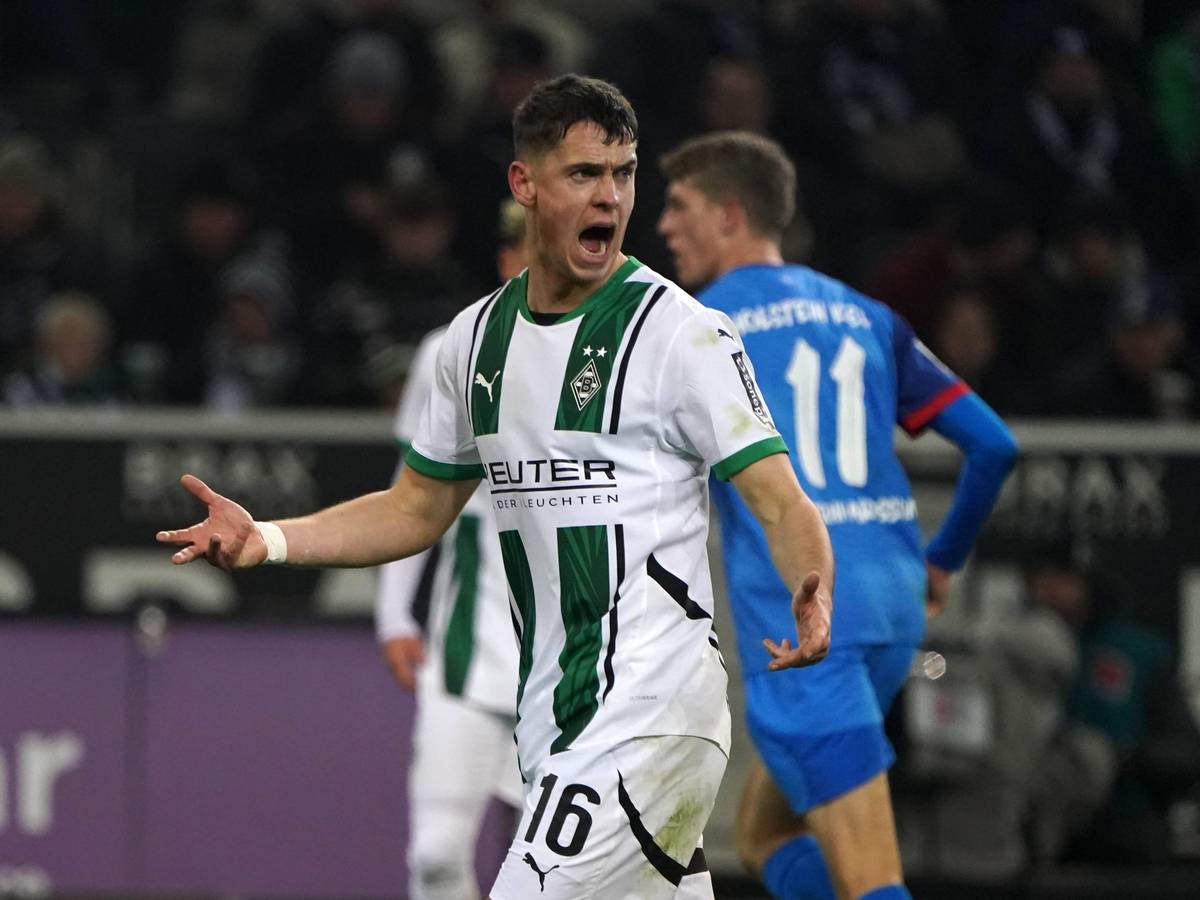 Borussia Mönchengladbachs Philipp Sander beschwert sich und gestikuliert im Bundesliga-Spiel gegen Holstein Kiel auf dem Platz.