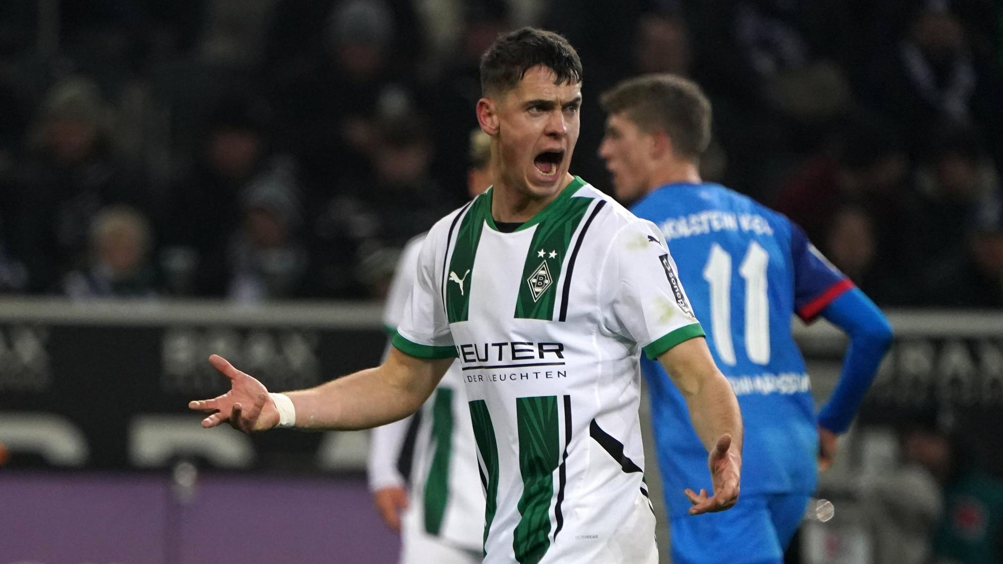Borussia Mönchengladbachs Philipp Sander beschwert sich und gestikuliert im Bundesliga-Spiel gegen Holstein Kiel auf dem Platz.
