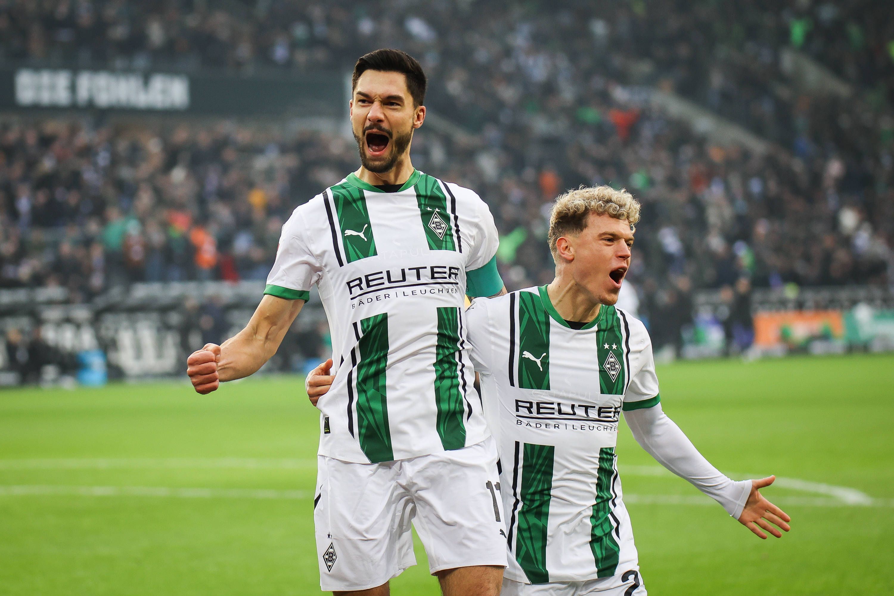 Tim Kleindienst und Robin Hack feiern ein Tor.