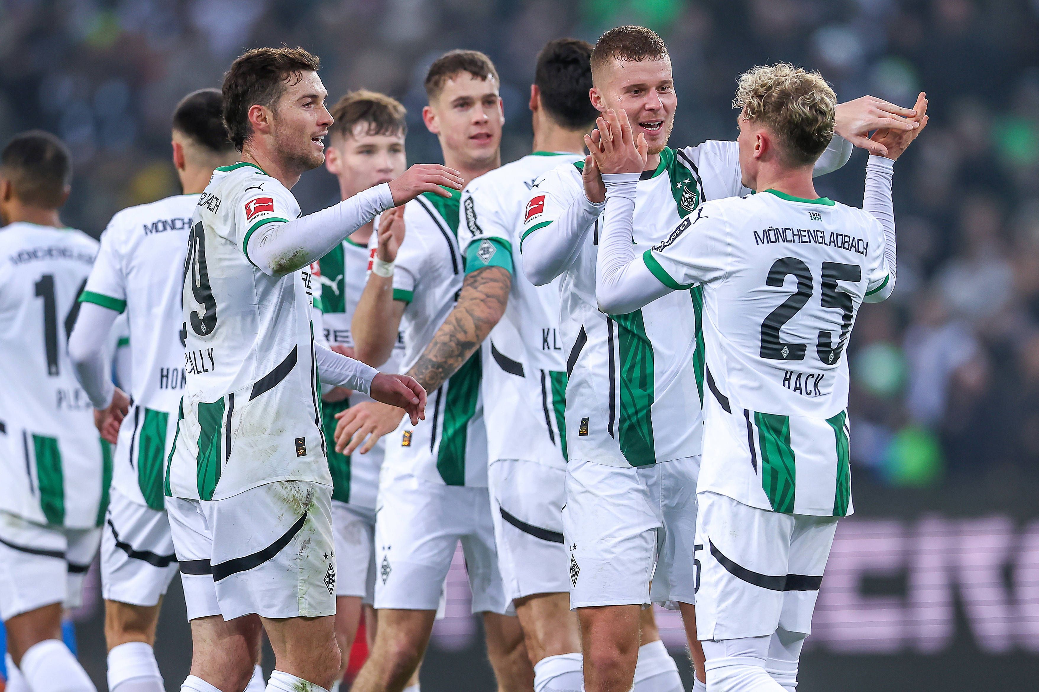 Die Spieler von Borussia Mönchengladbach jubeln im Bundesliga-Spiel gegen Holstein Kiel gemeinsam über ein Tor.